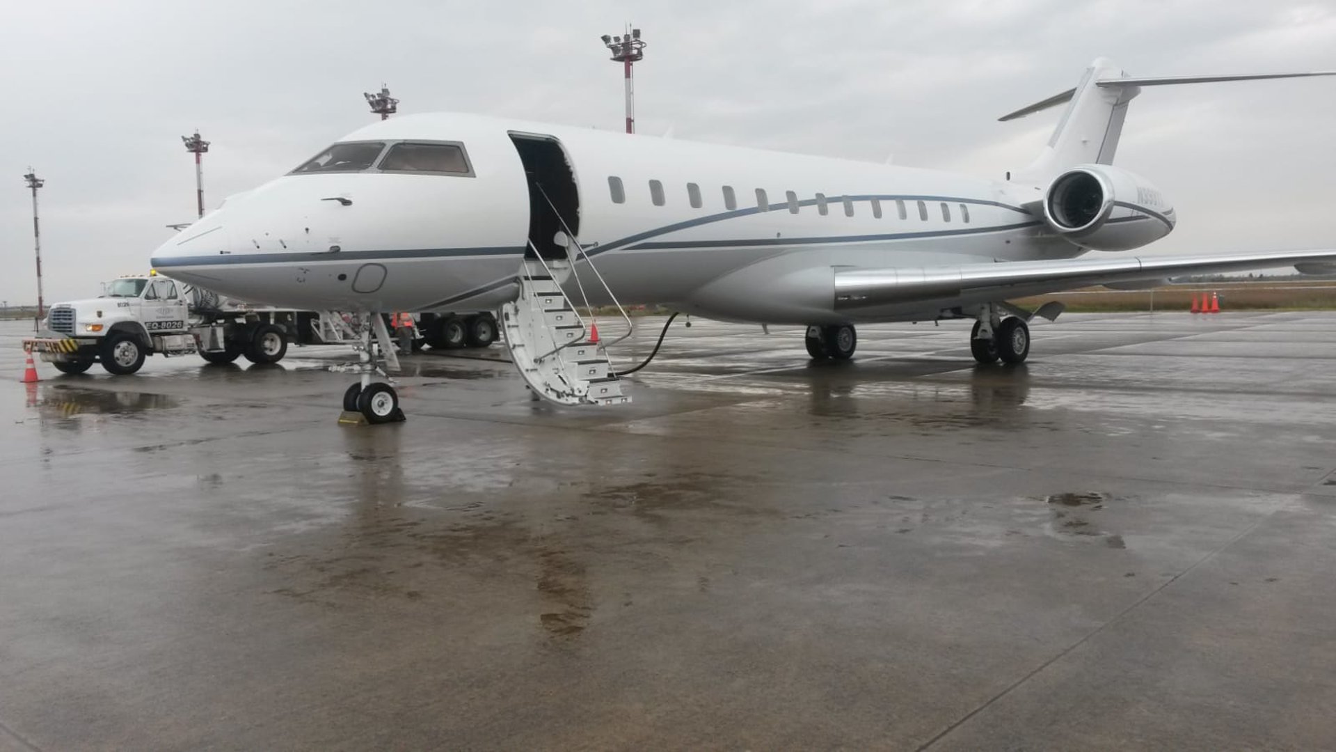 gray computer monitor