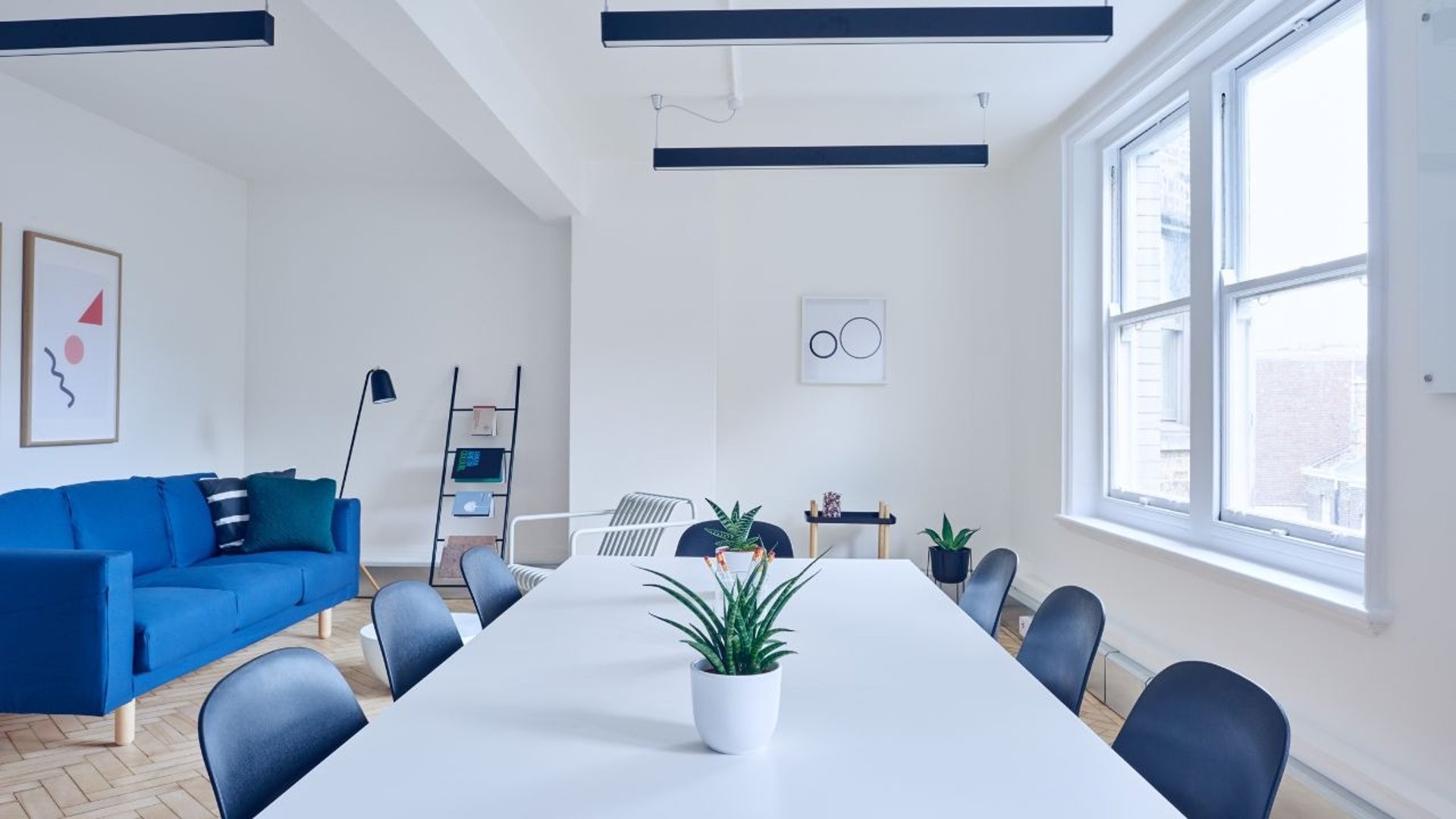 gray computer monitor