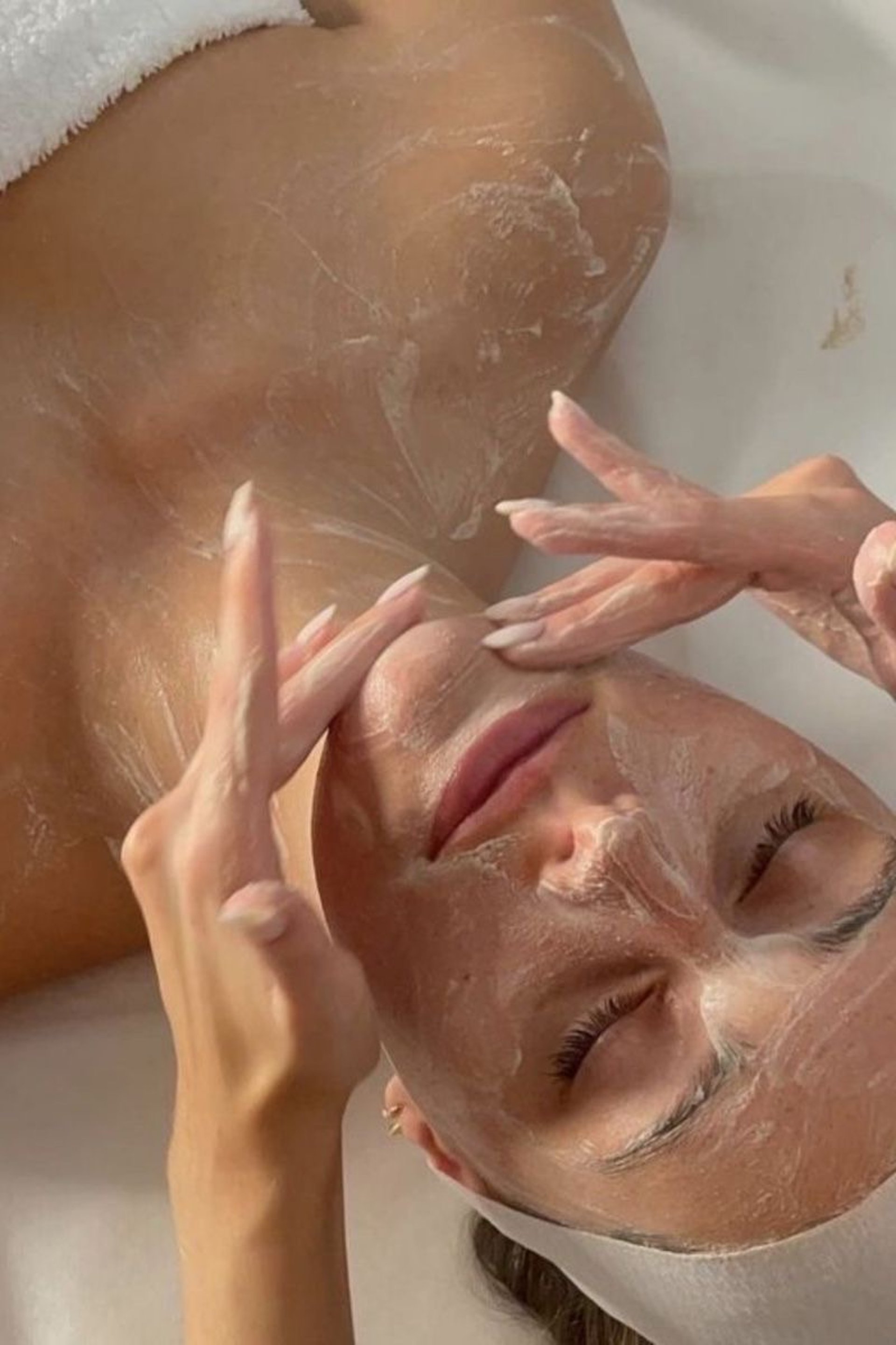 black and white bed linen