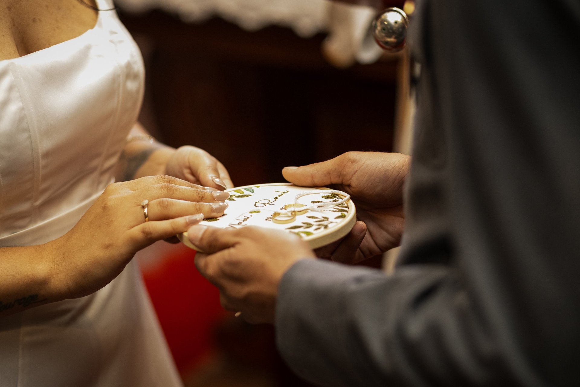 gray computer monitor