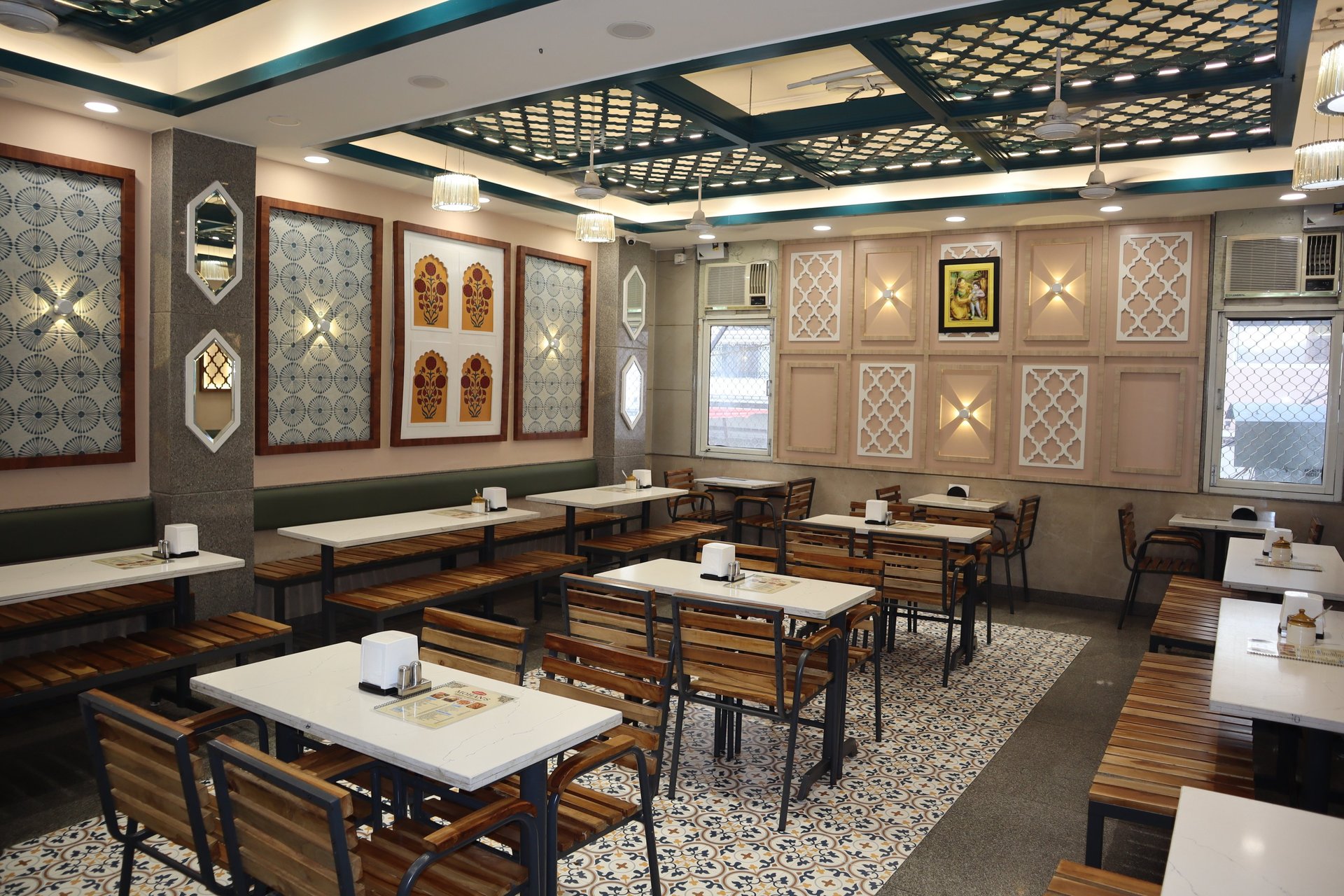 gray computer monitor