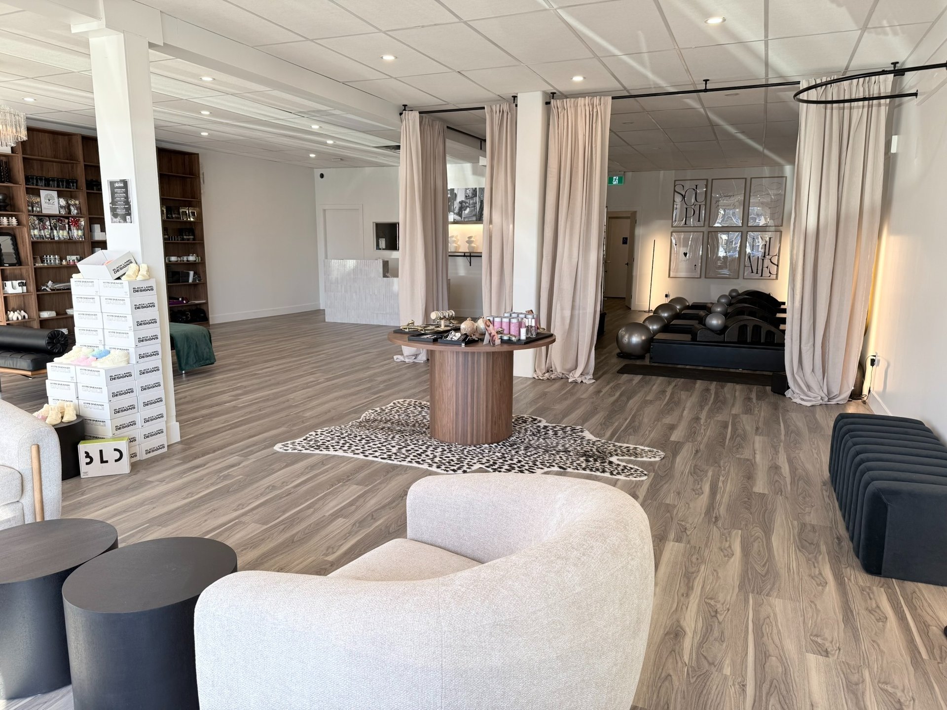 gray computer monitor