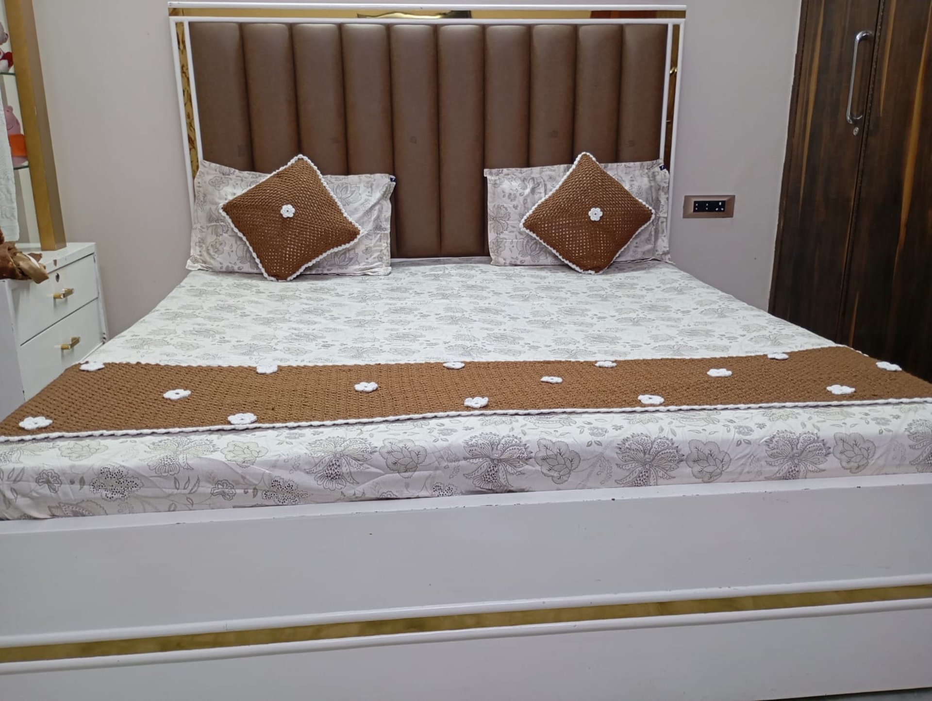 black and white bed linen