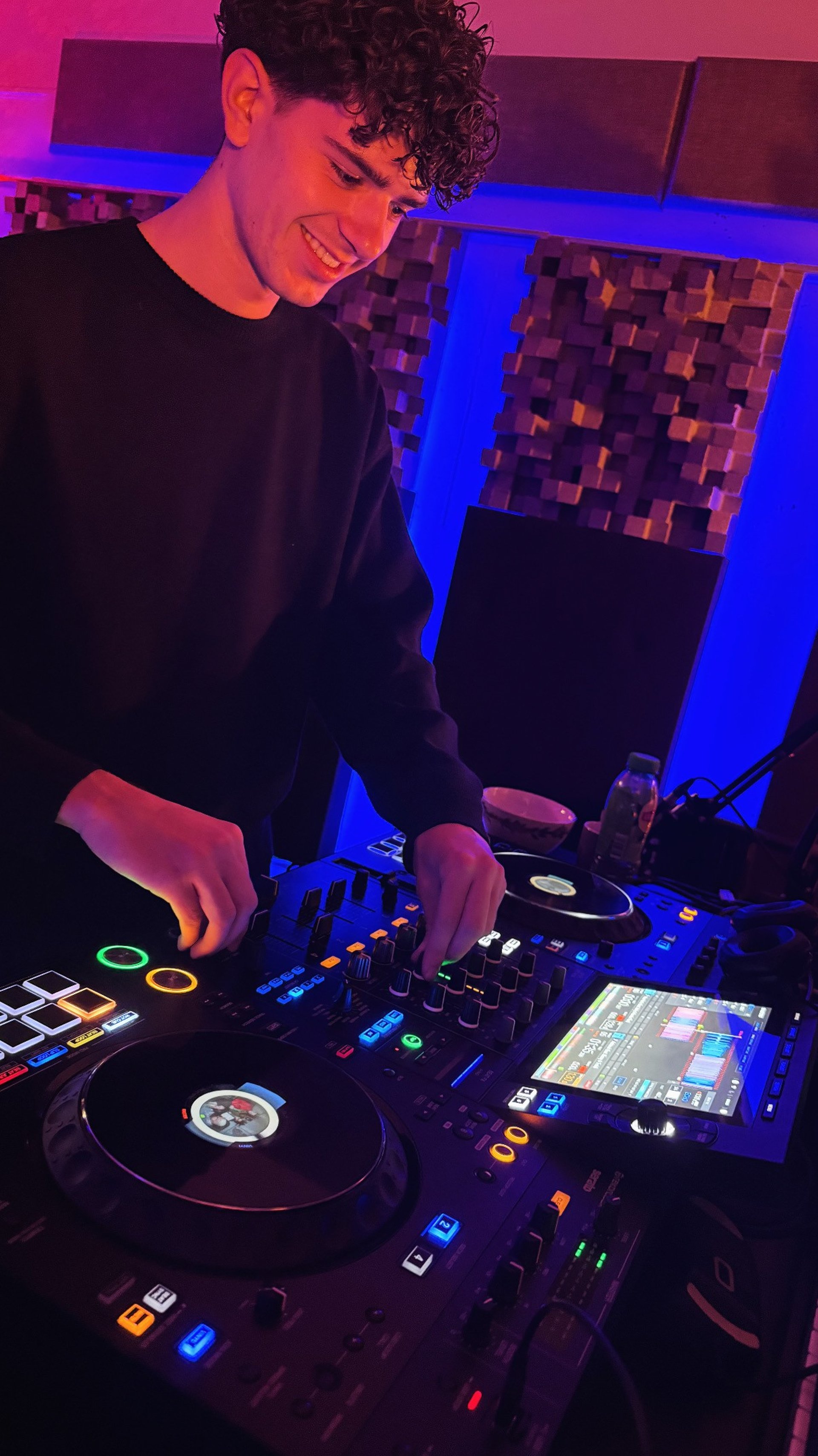 gray computer monitor