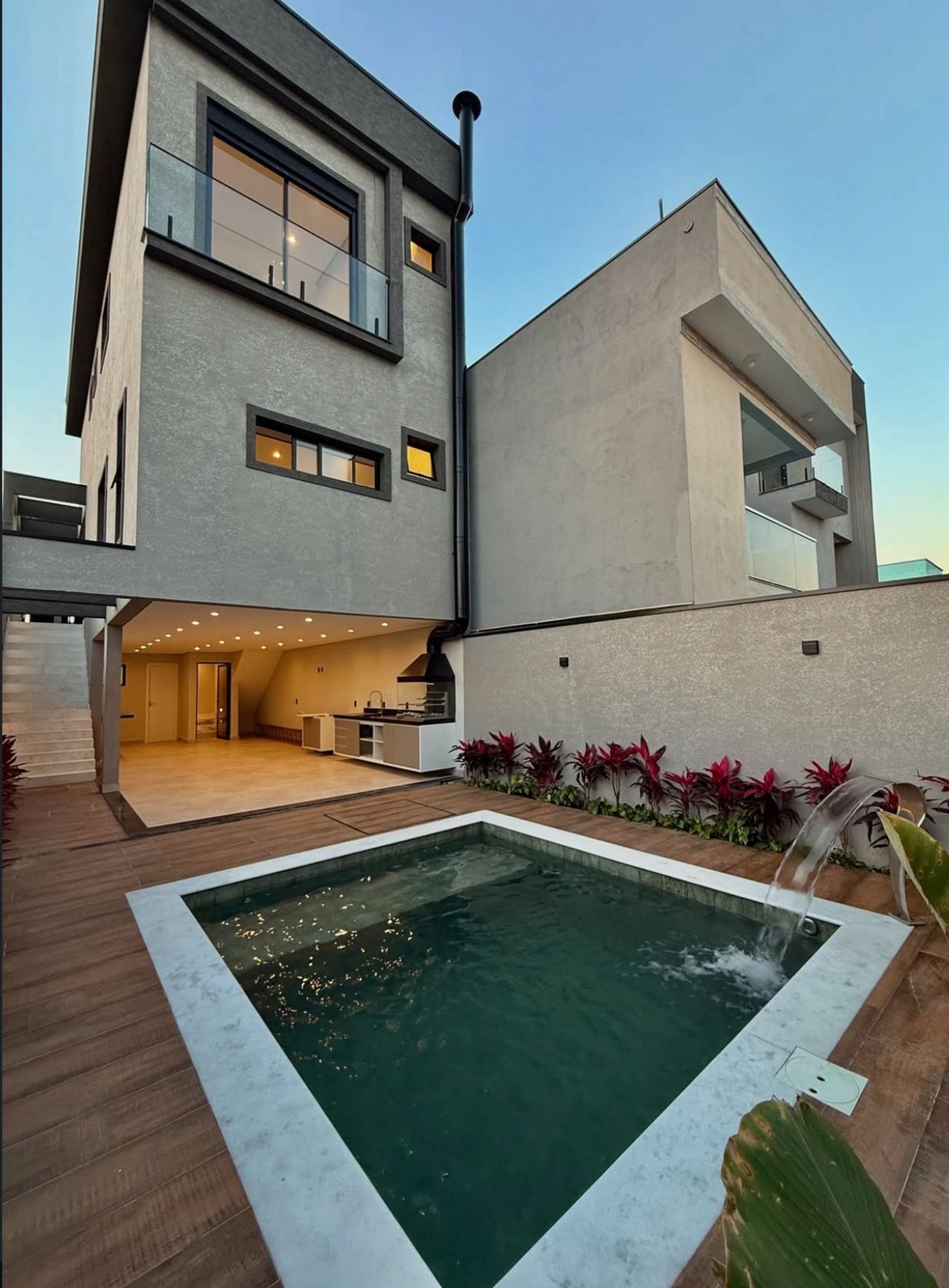 gray computer monitor