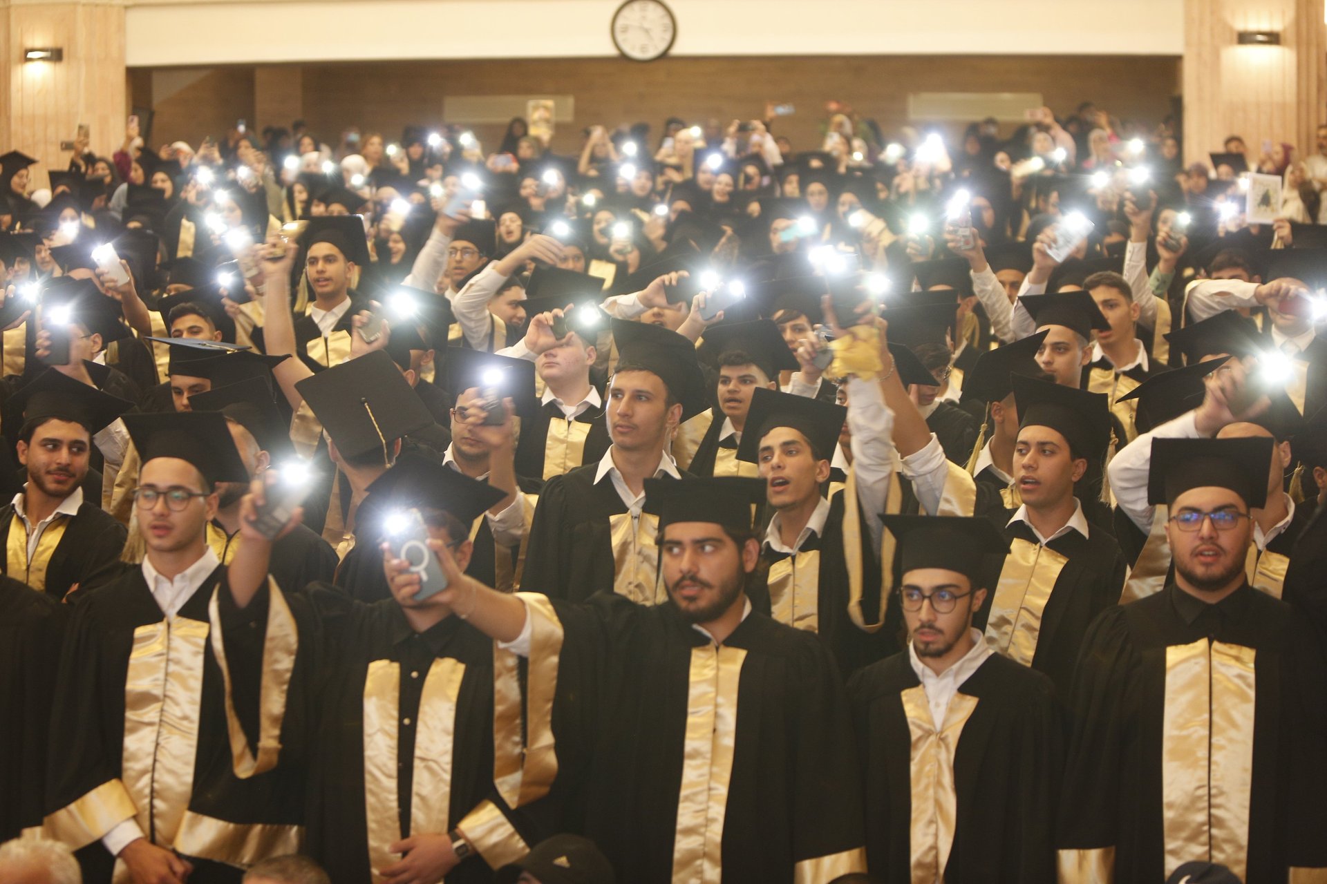 gray computer monitor