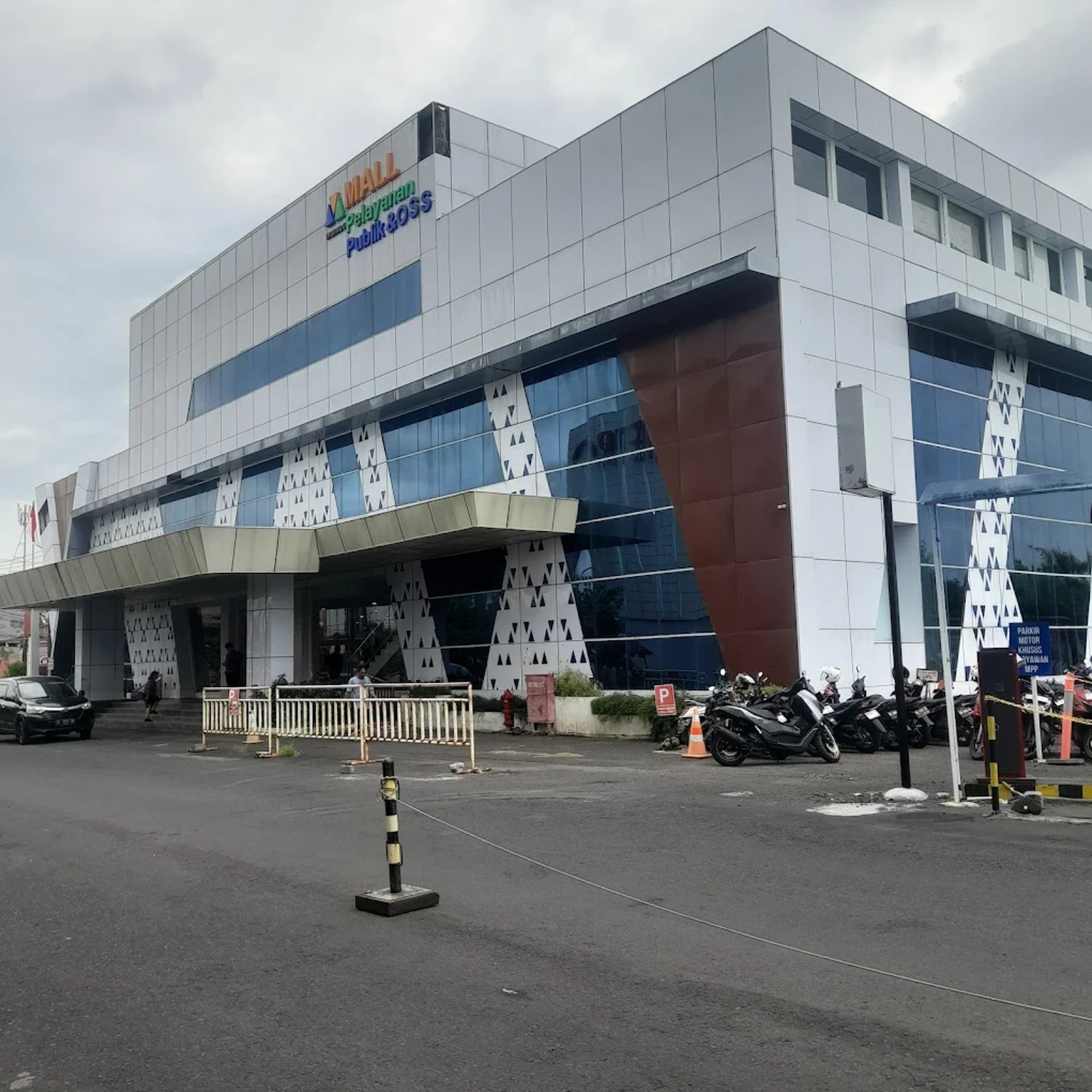 black and brown leather padded tub sofa