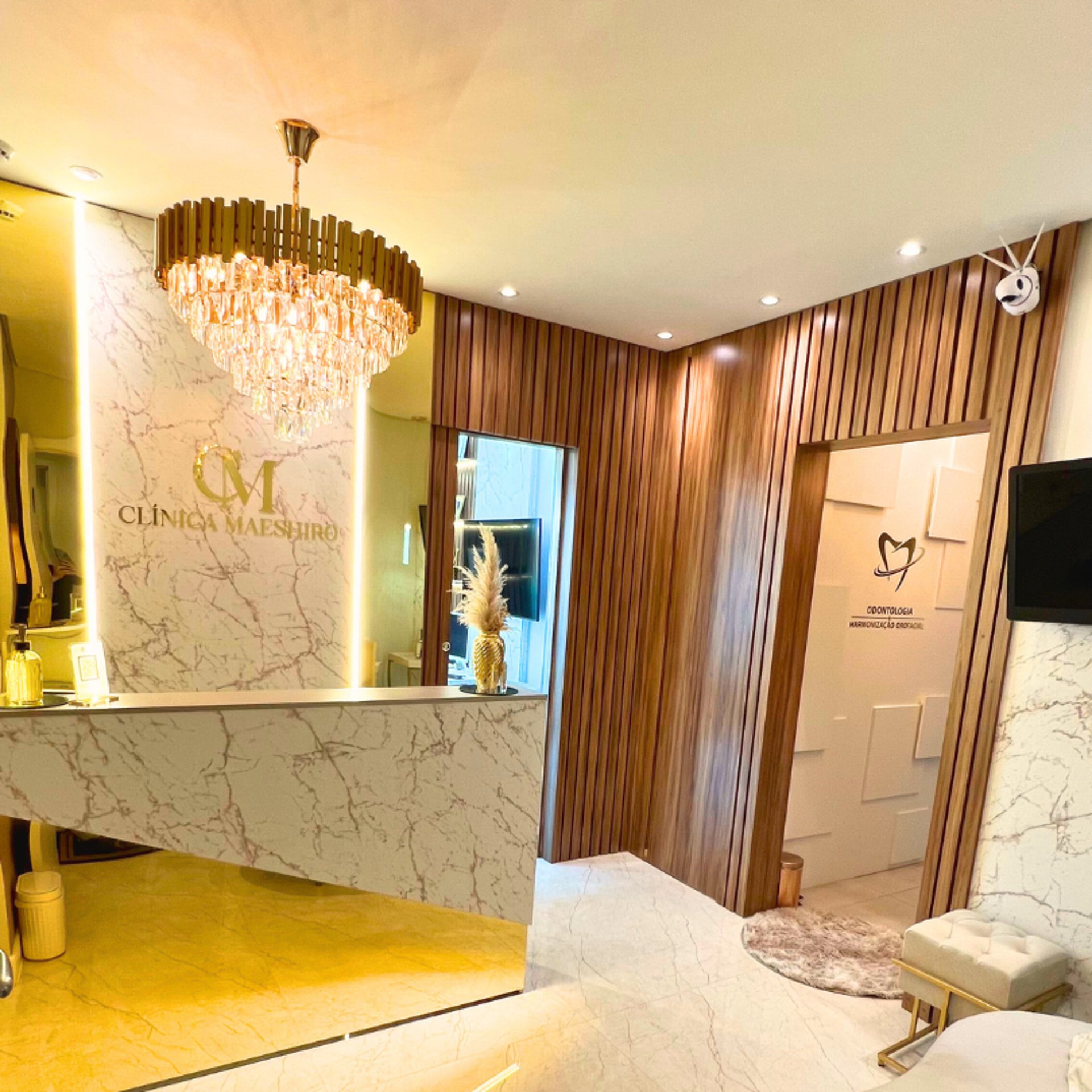 gray computer monitor