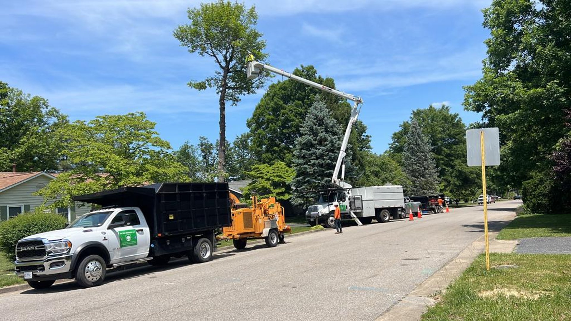 gray computer monitor