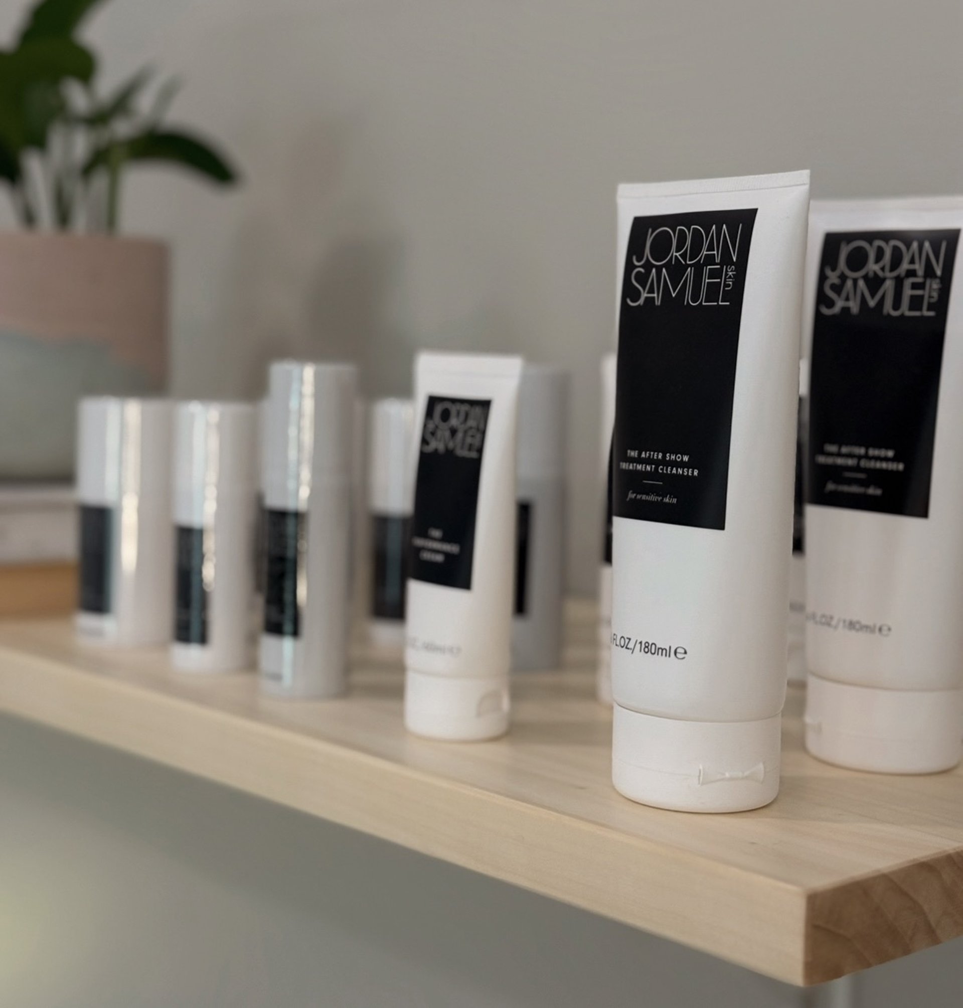 gray computer monitor