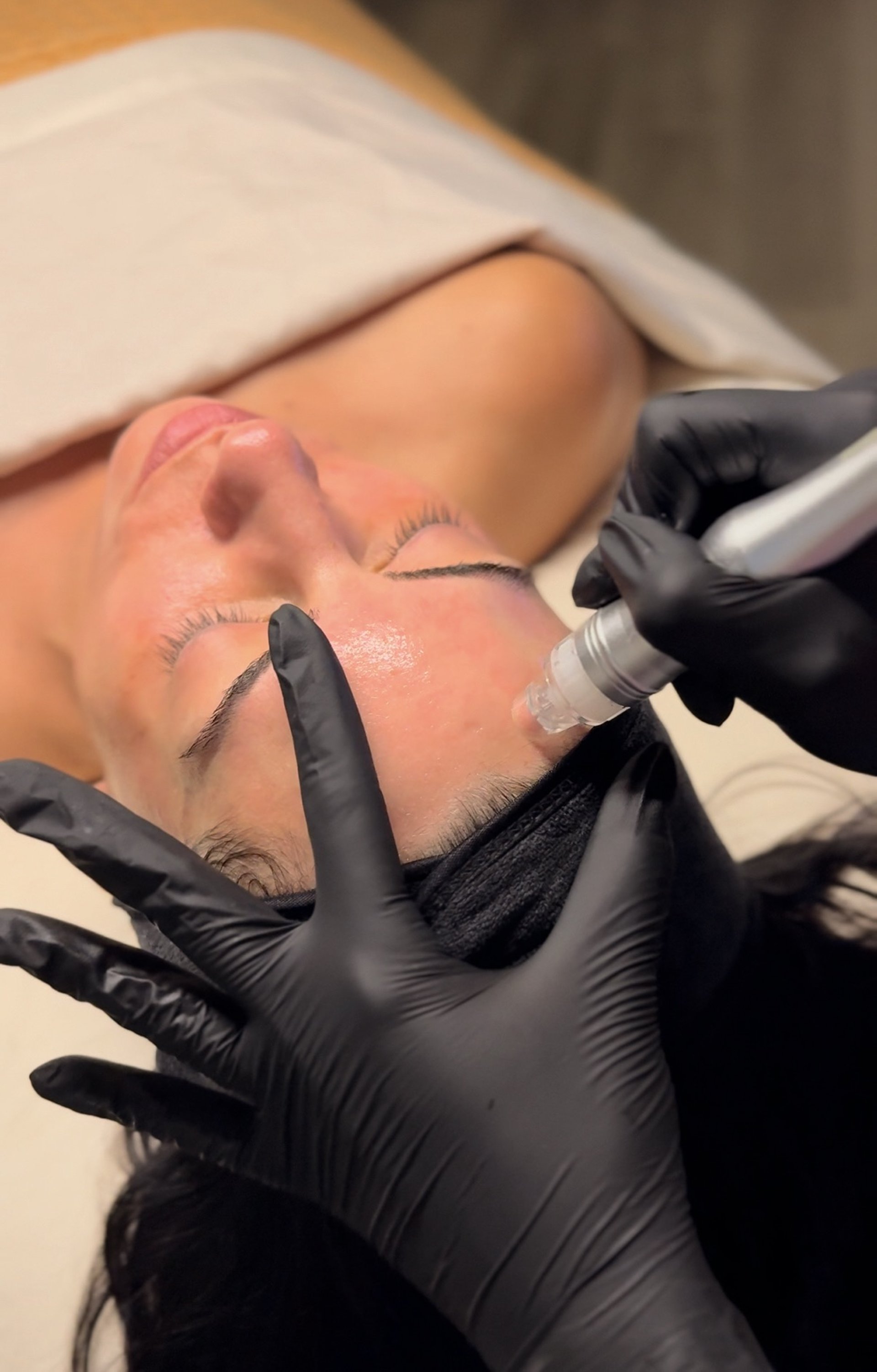 black and white bed linen