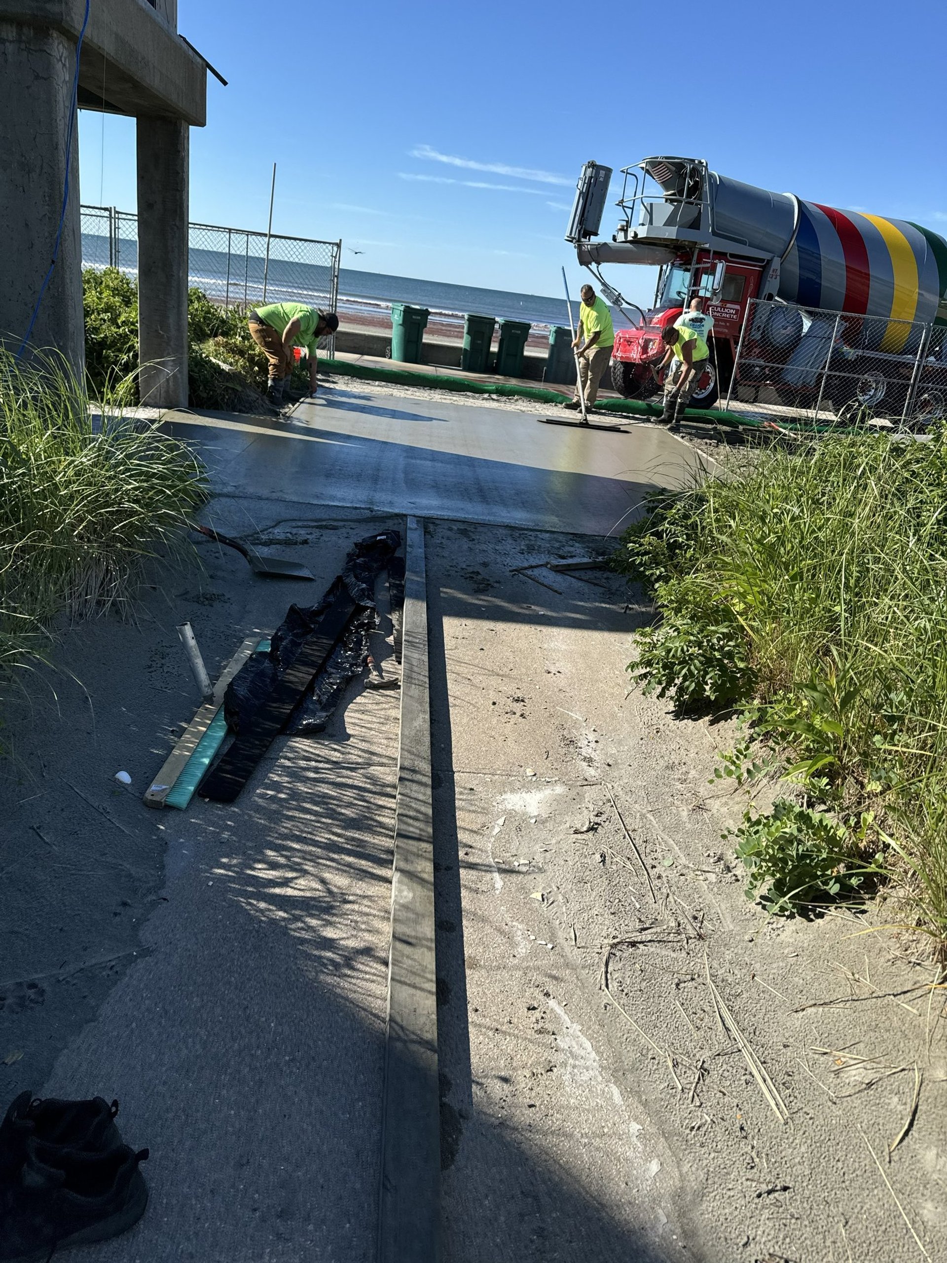 gray computer monitor