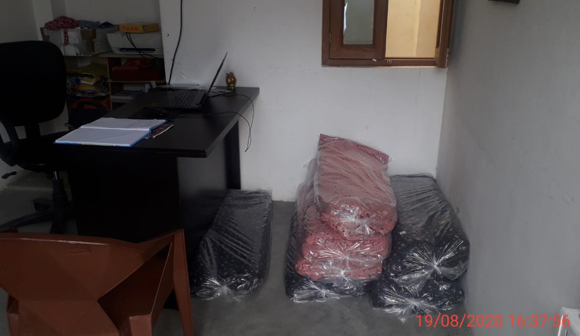 gray computer monitor