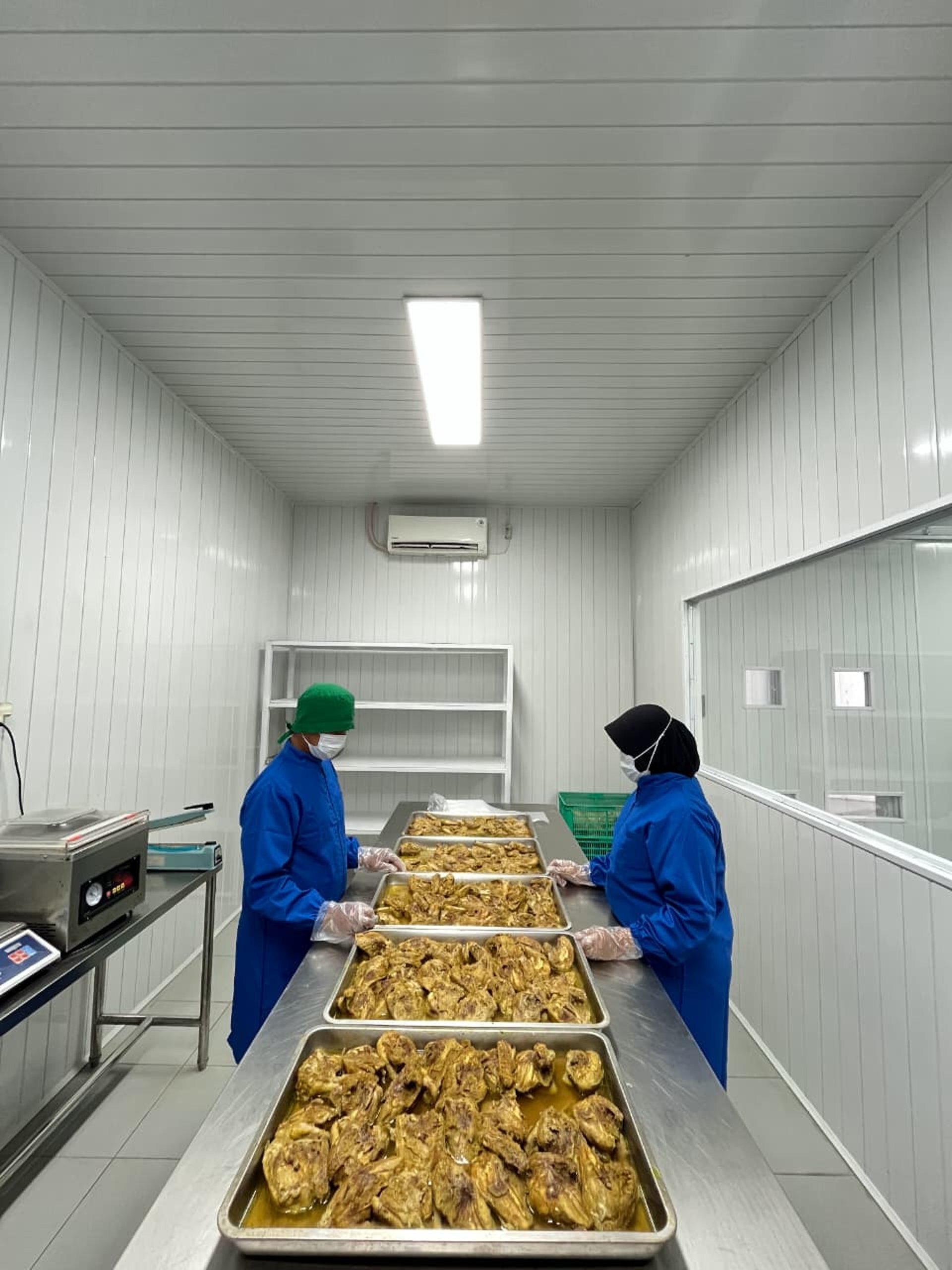 gray computer monitor