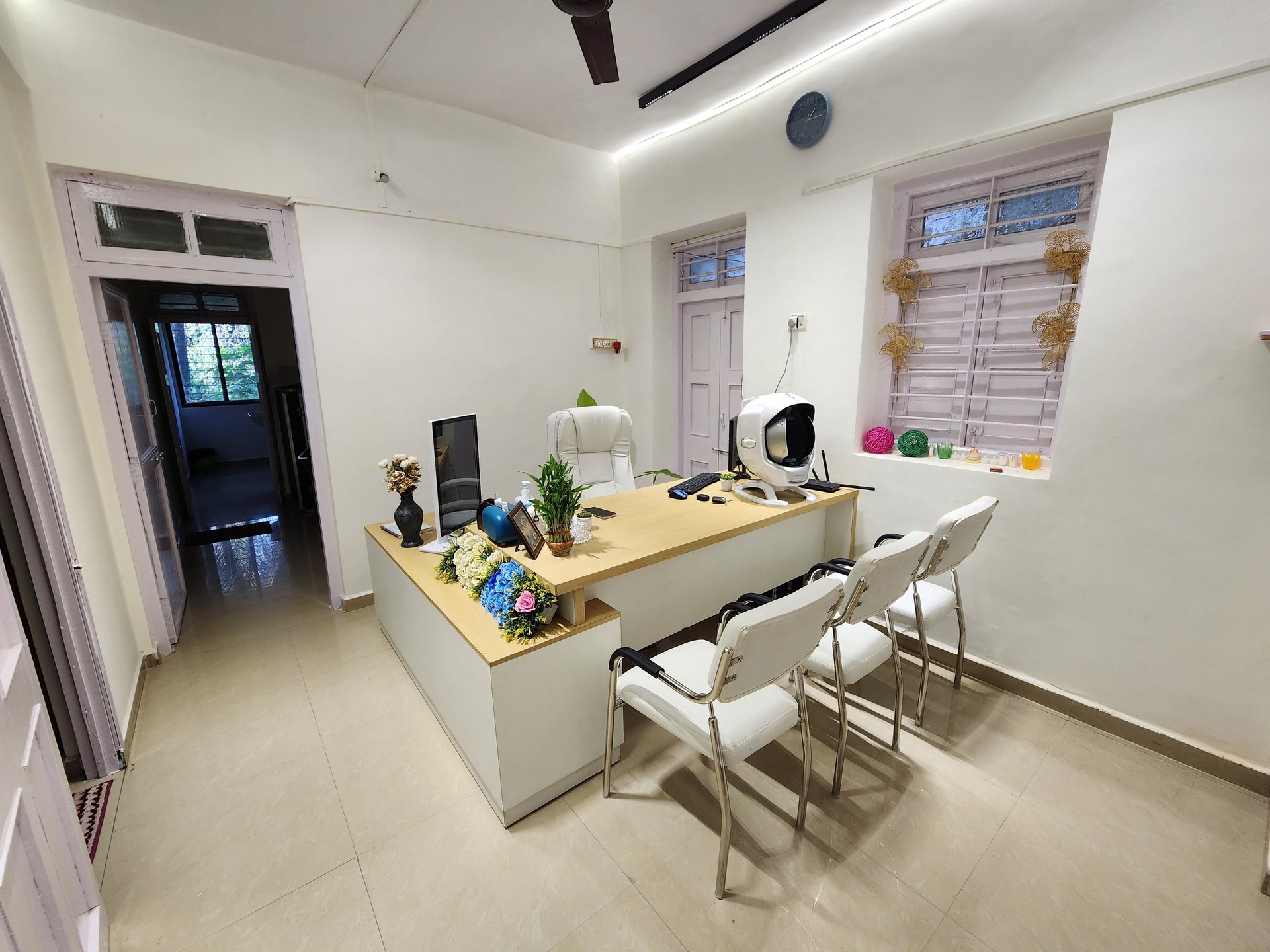 gray computer monitor