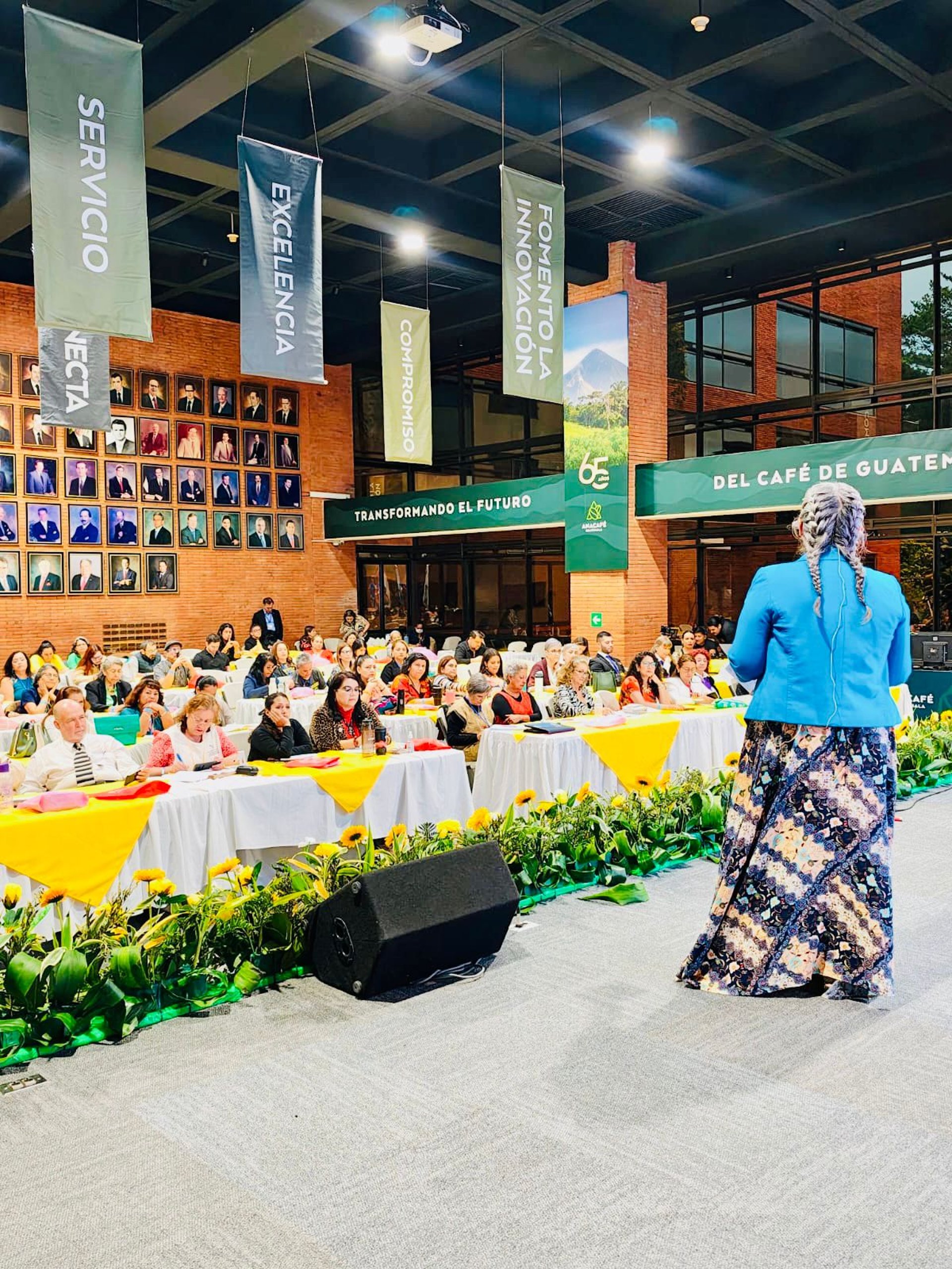 gray computer monitor