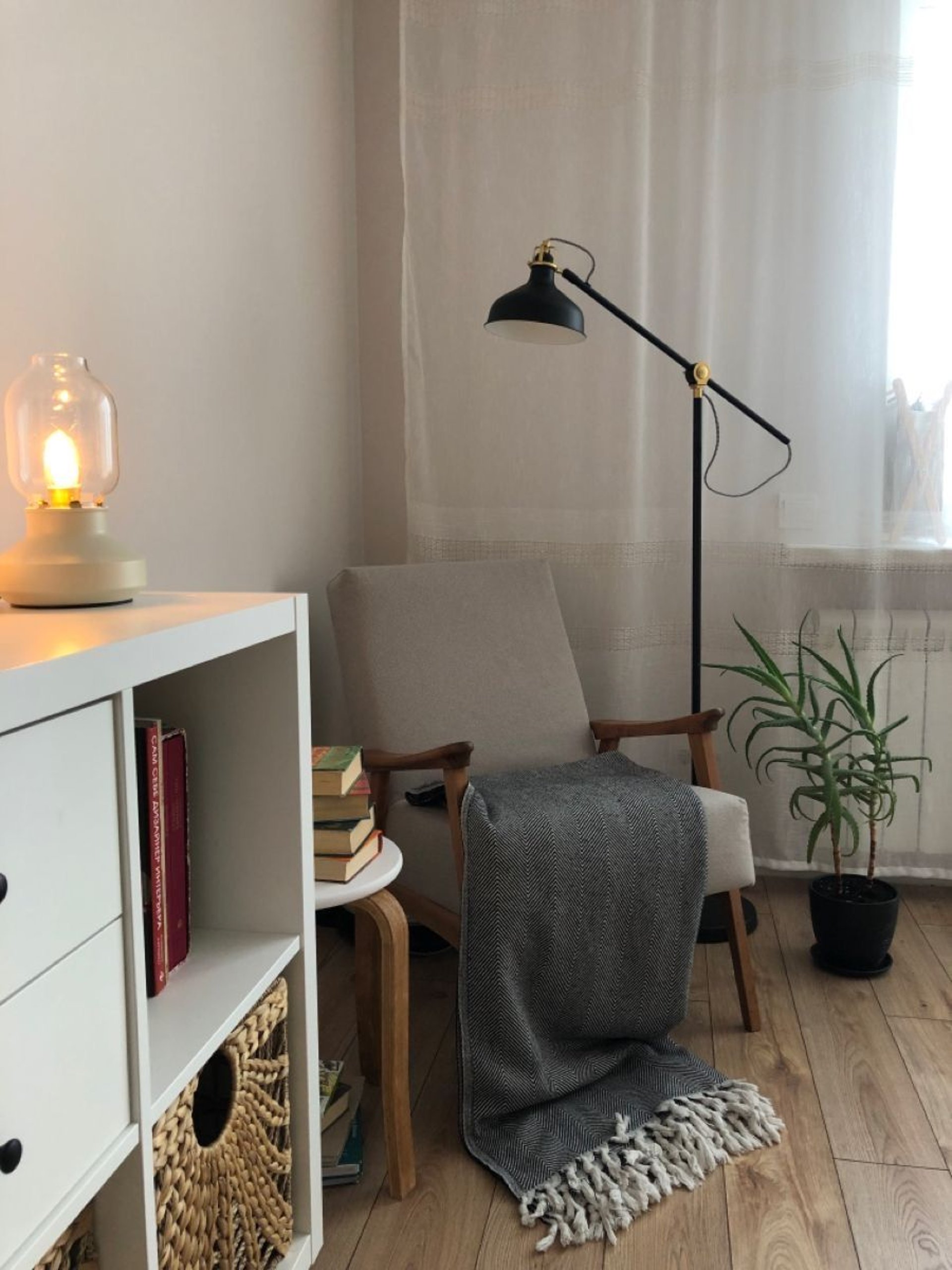 gray computer monitor