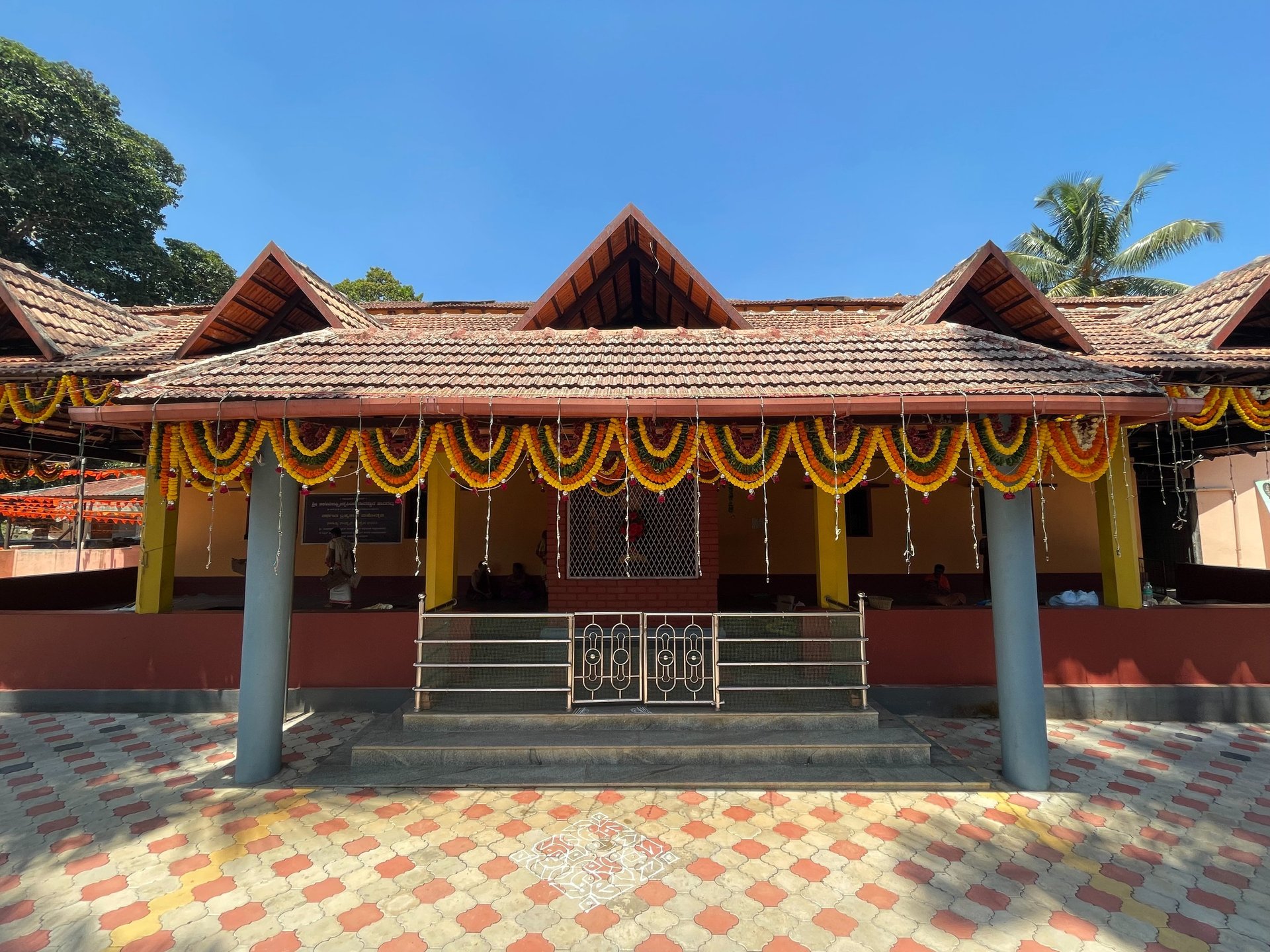 black and white bed linen