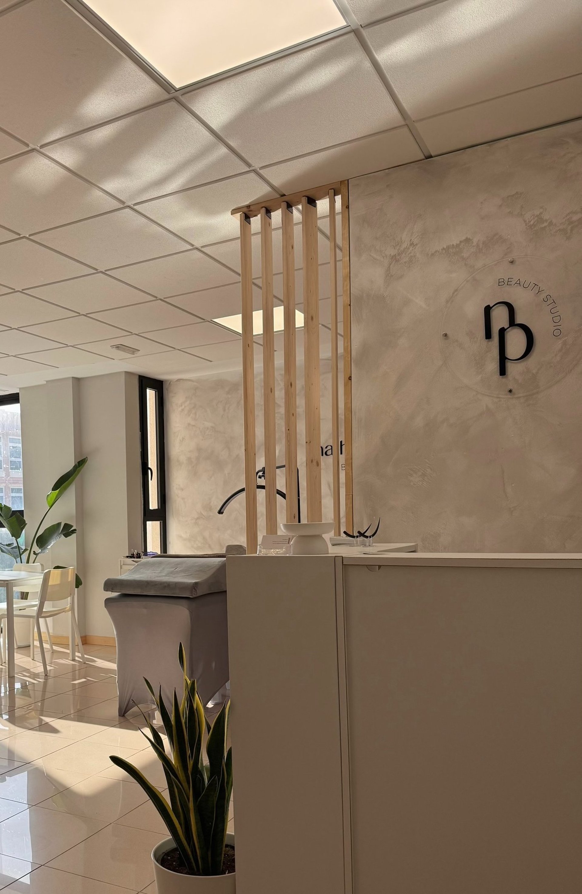 gray computer monitor