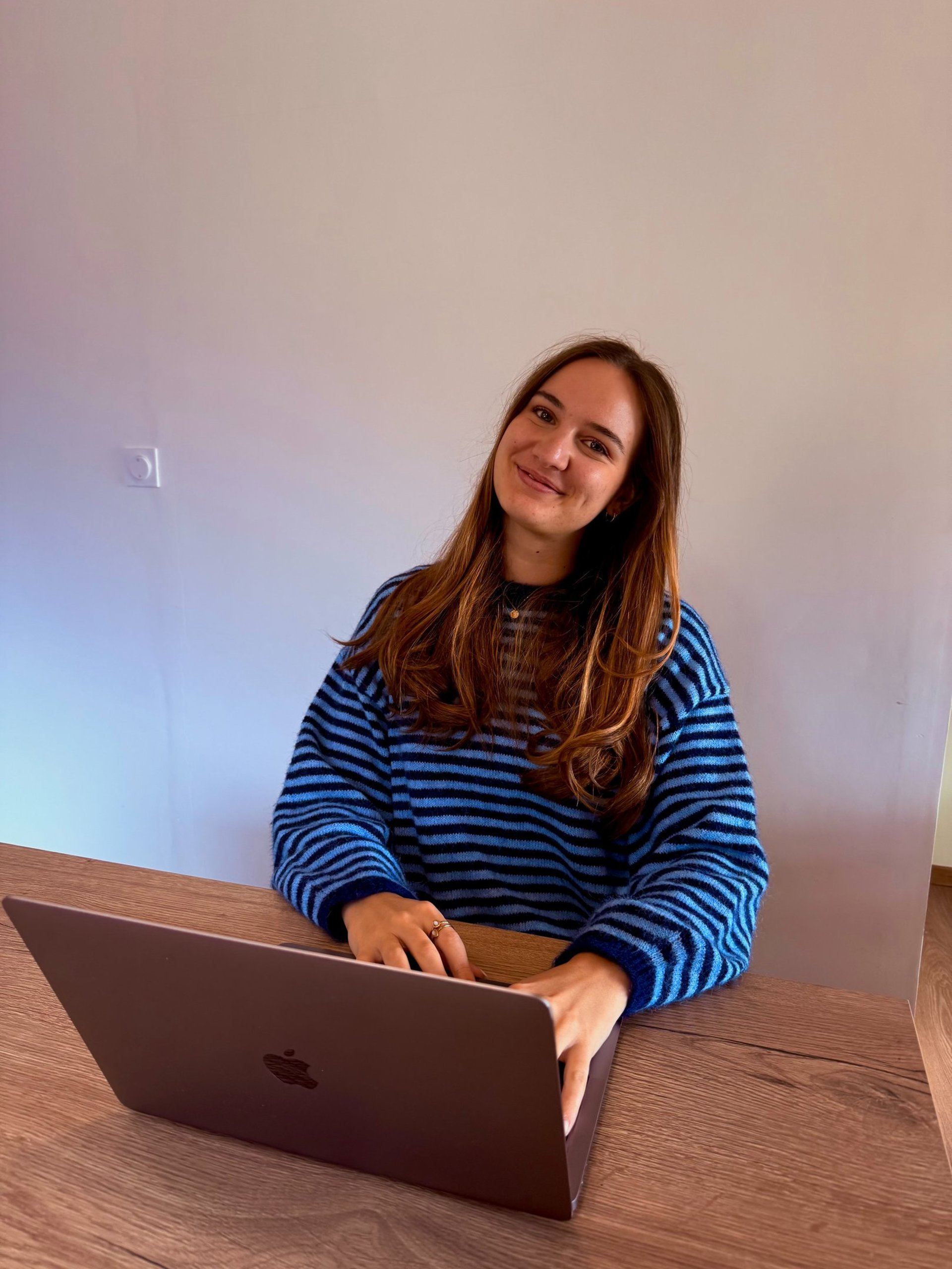 Marie, consultante en communication digitale indépendante, lors d’un projet client