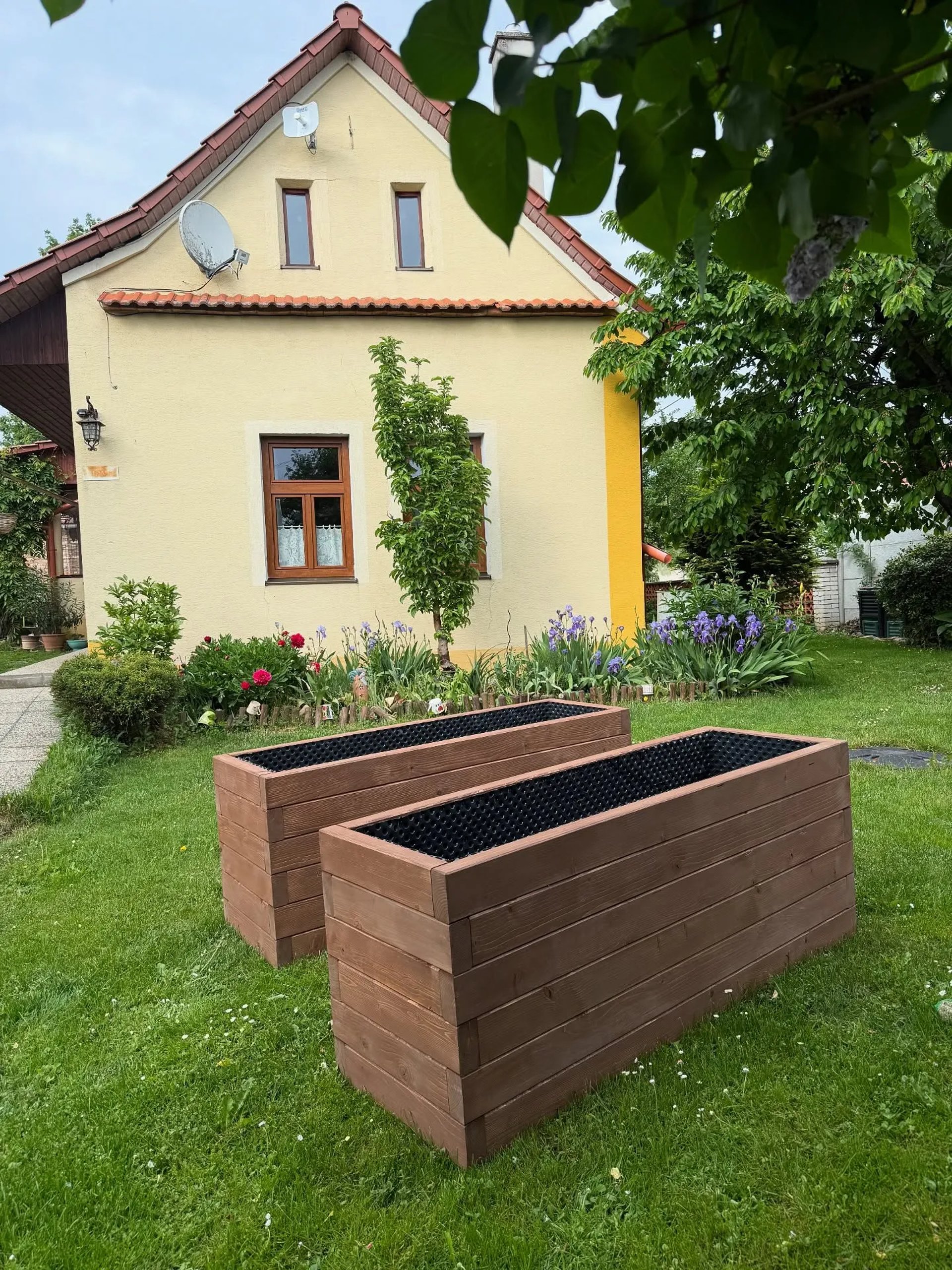 black and white bed linen