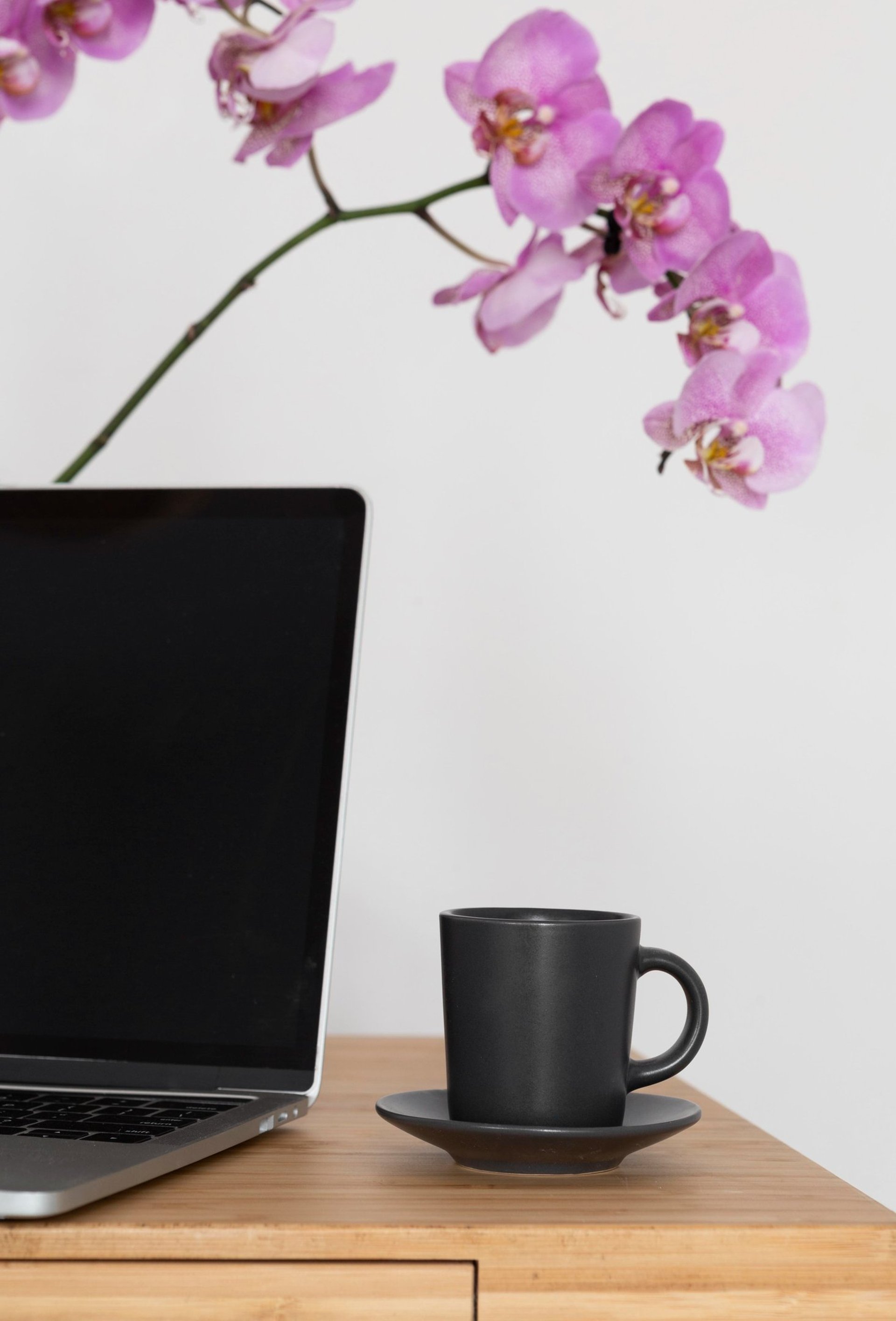 gray computer monitor