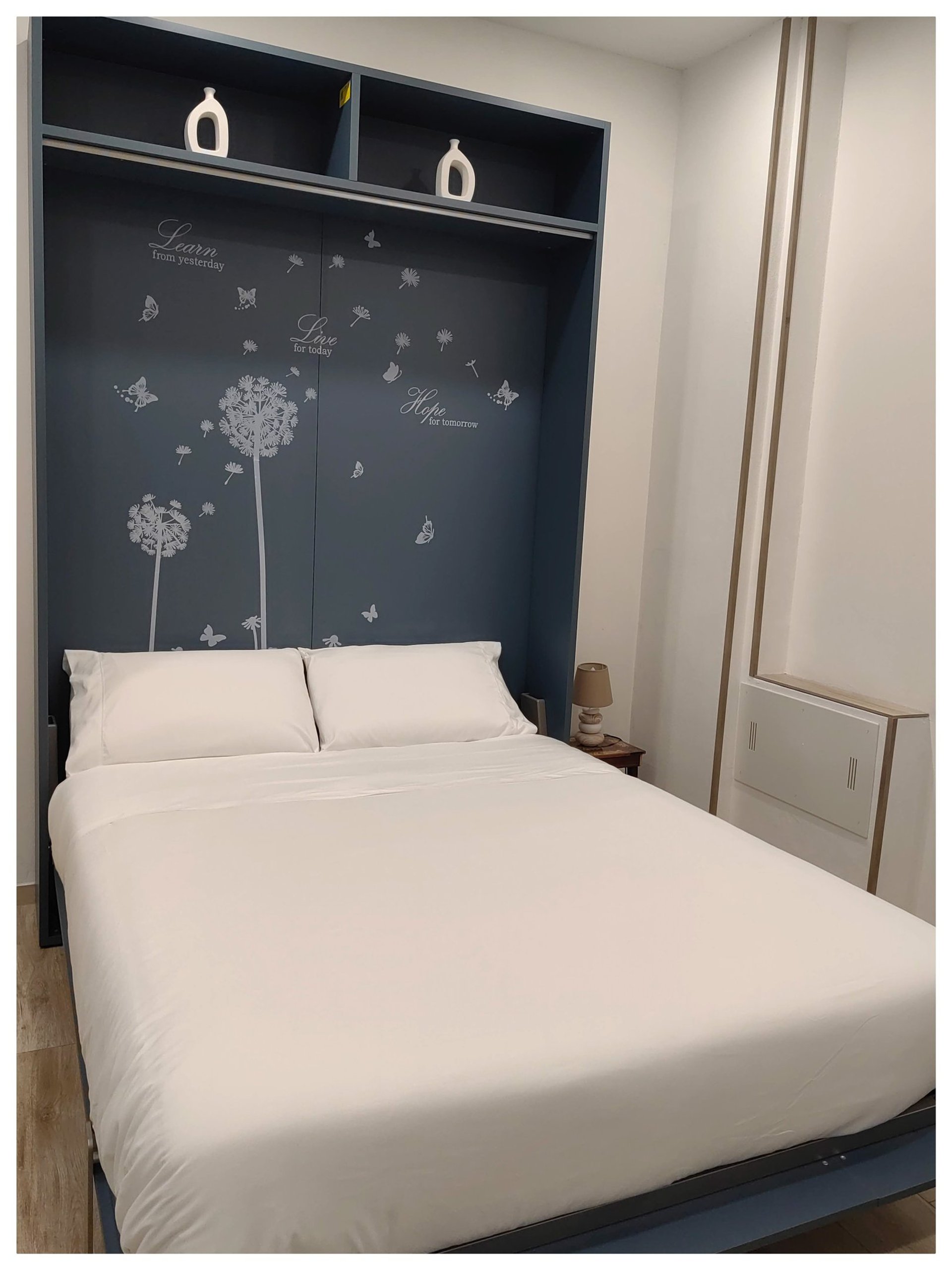 gray computer monitor