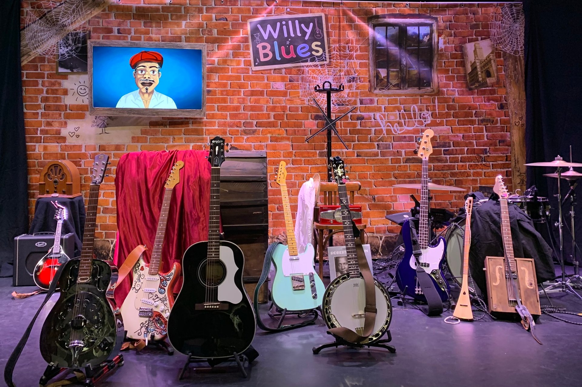 black and white bed linen