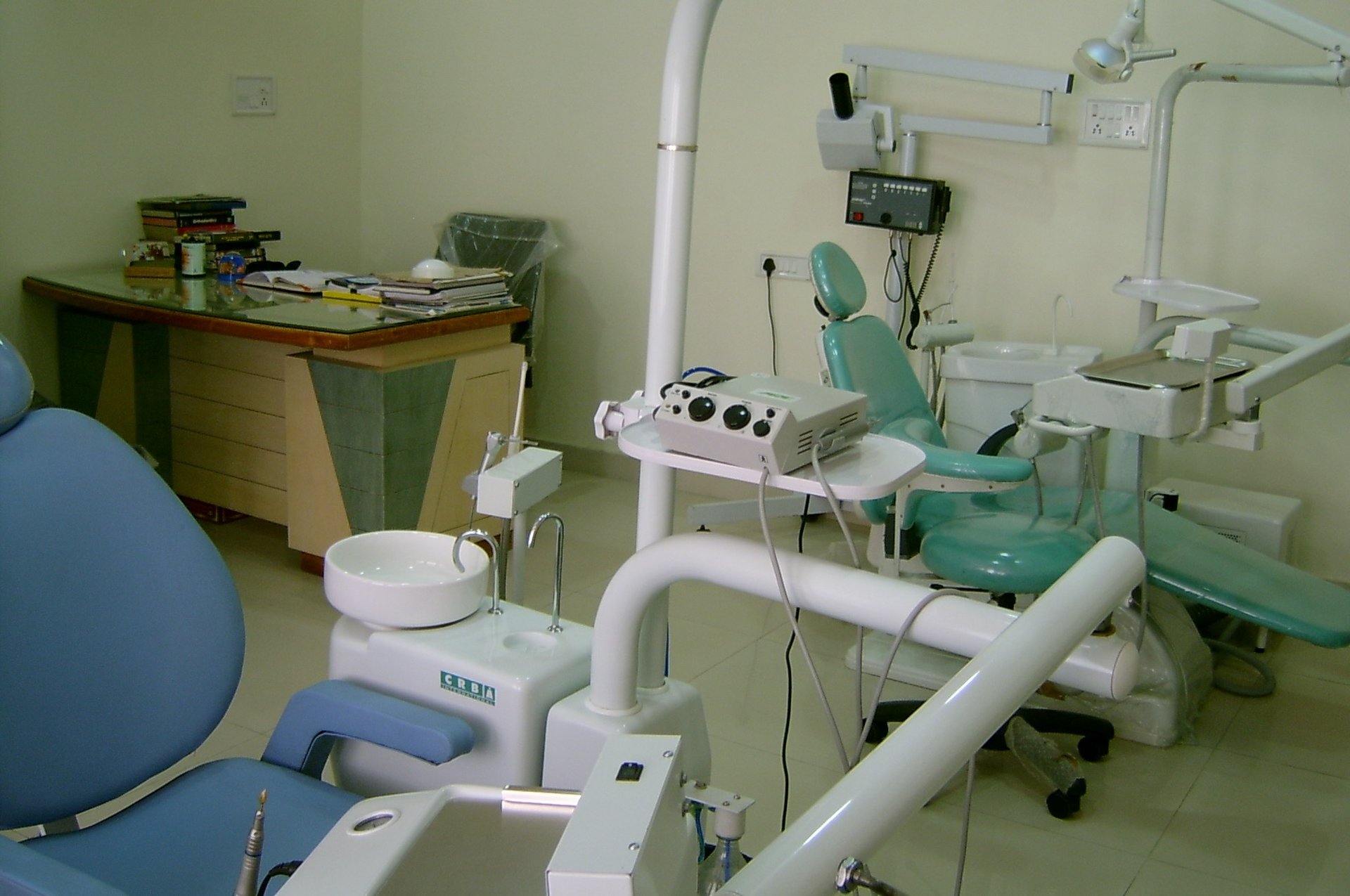 gray computer monitor