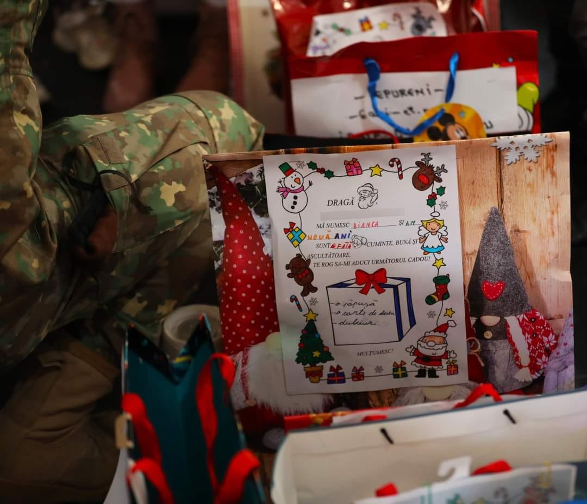 gray computer monitor