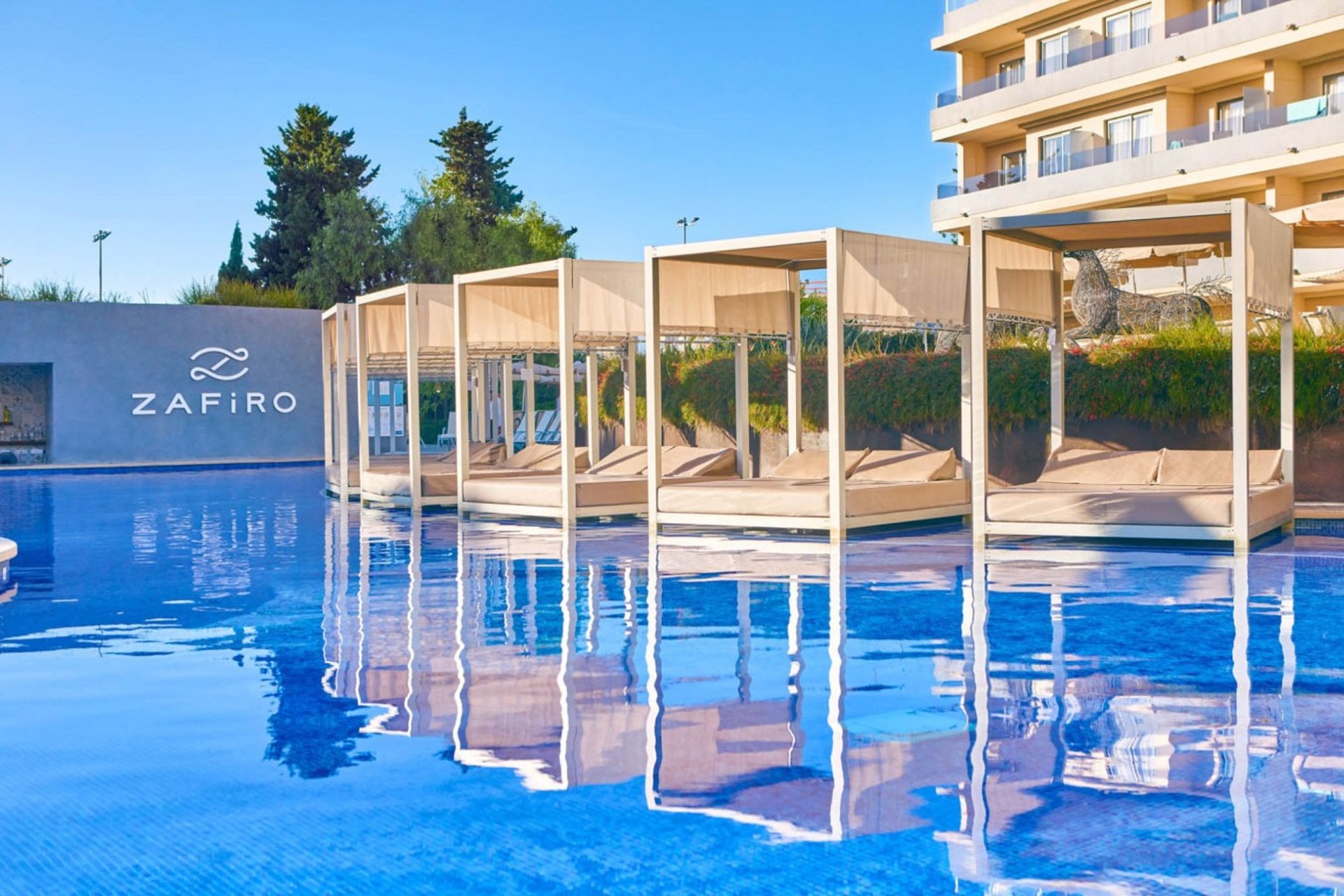 Cabanas and Swimming Pool at Zafiro Palmanova in Mallorca
