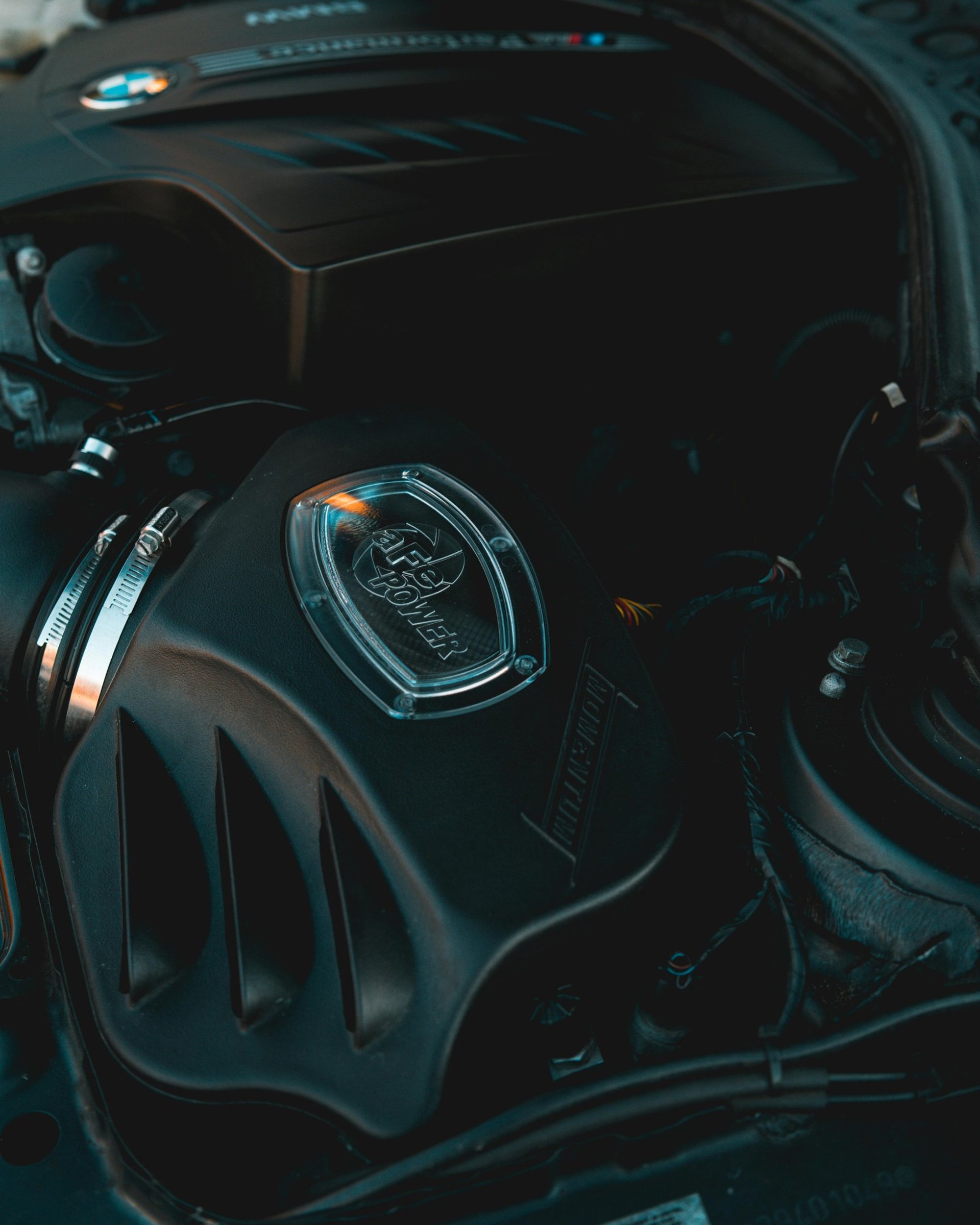 Compartiment moteur automobile illustrant des services de réparation et performance