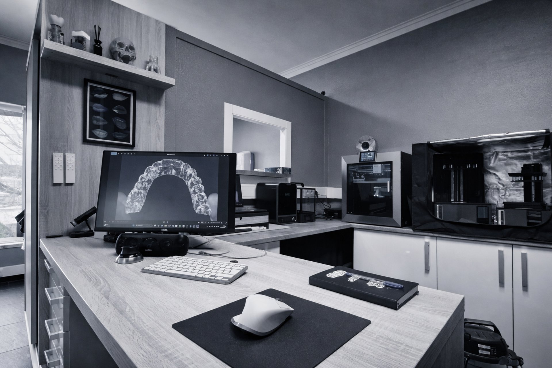 gray computer monitor