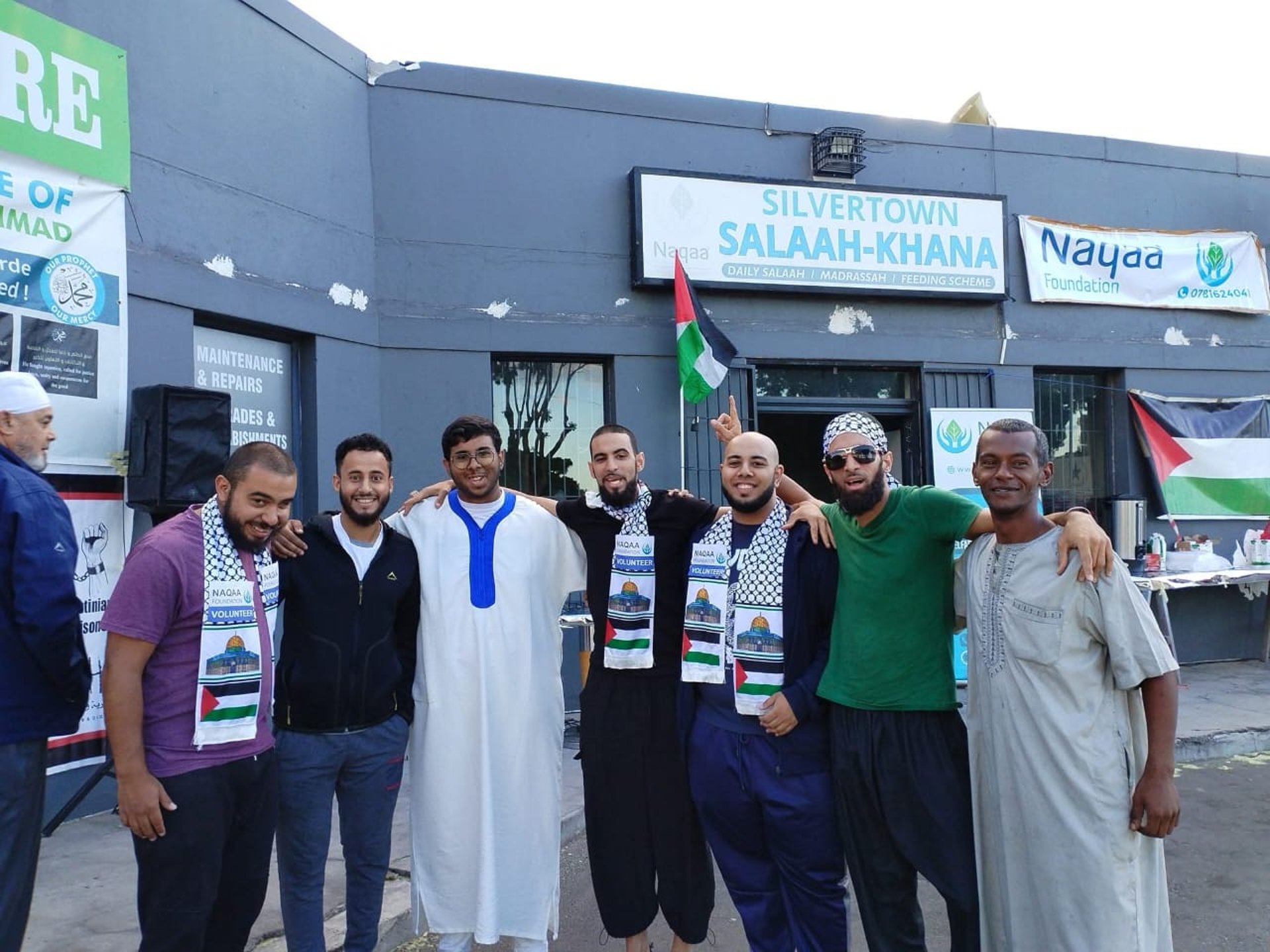 gray computer monitor