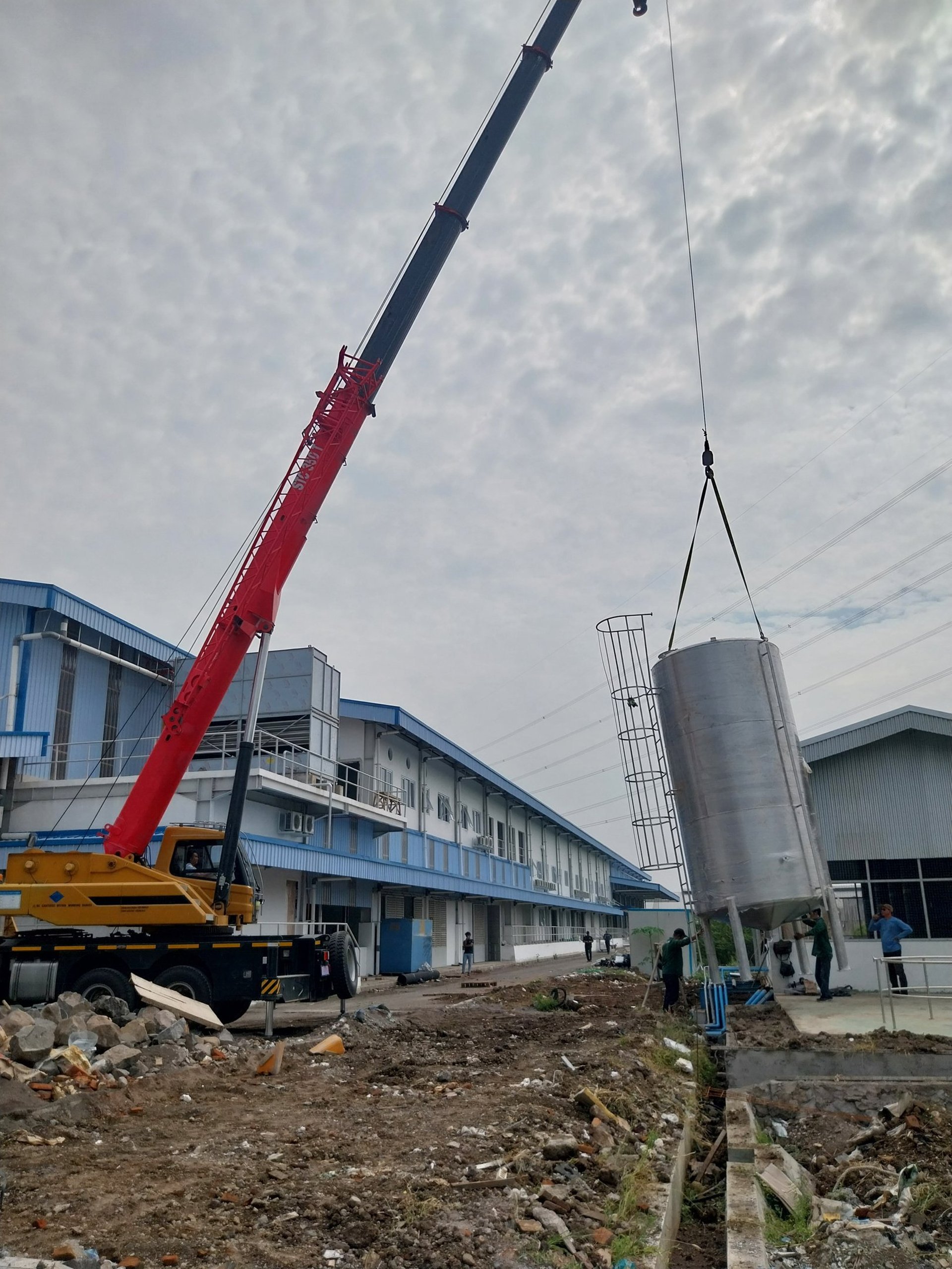 Proses pemasangan silo baja kustom di pabrik pengolahan tapioka, Jawa Tengah"