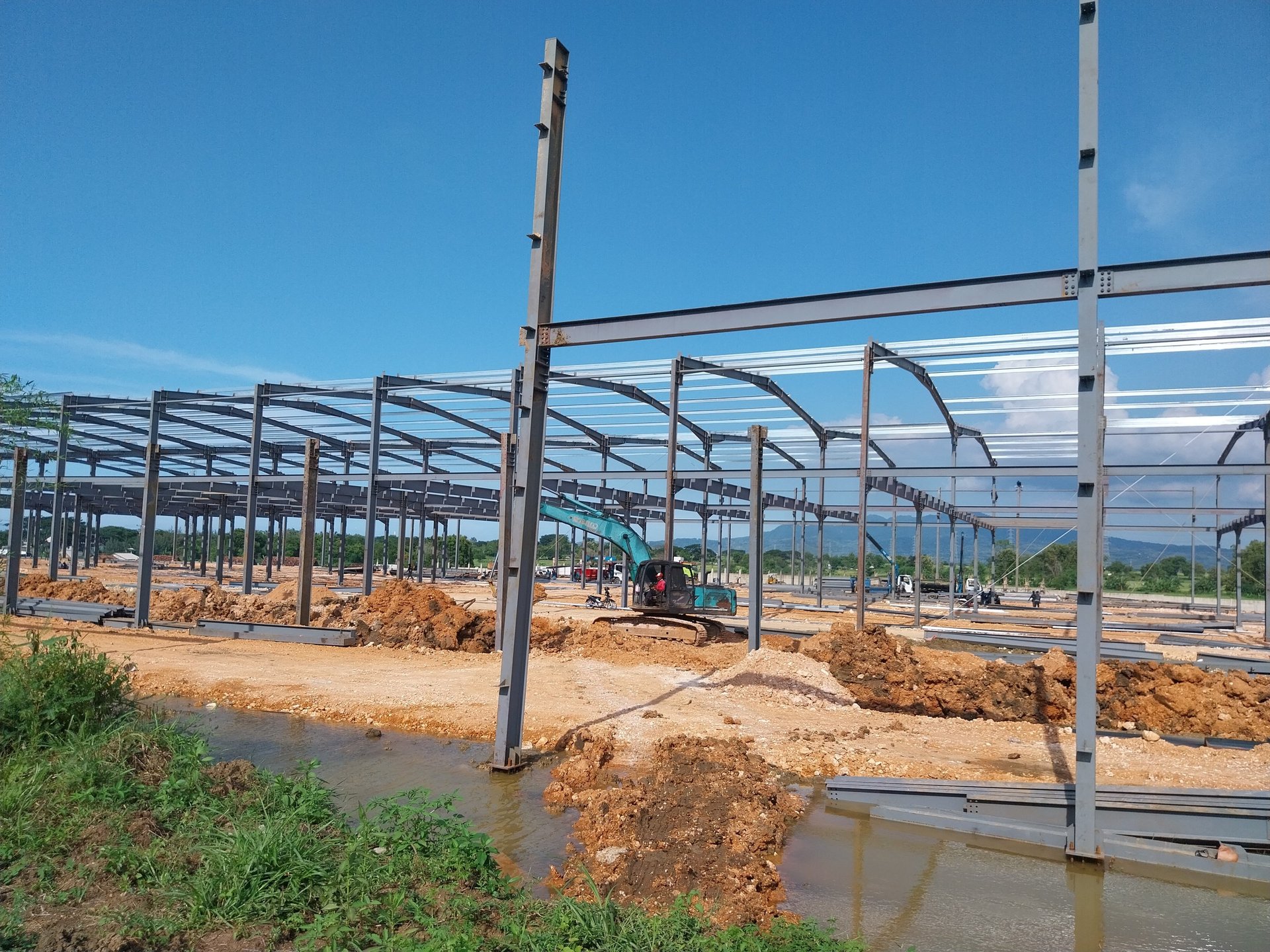 Proses pemasangan struktur besi dan ereksi baja di kawasan industri Rembang oleh PT. Saka Inti Persada