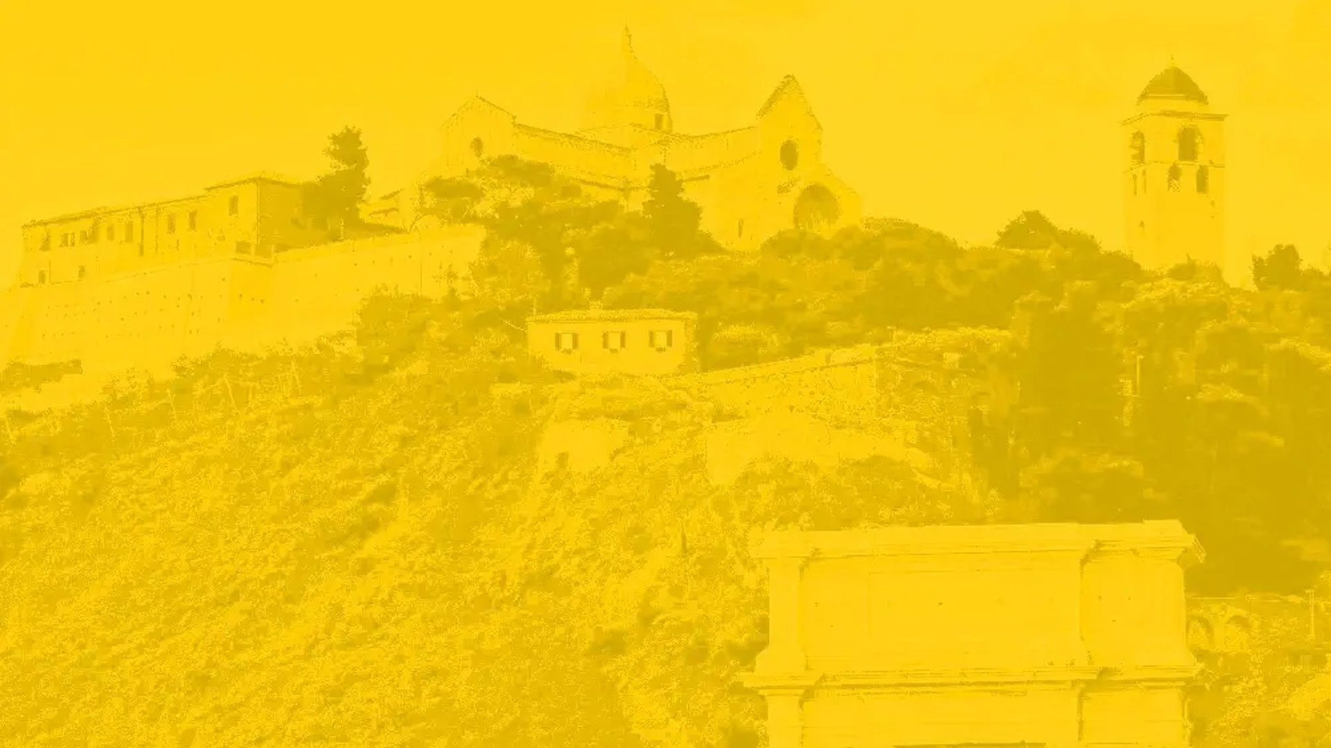 duomo di Ancona con il campanile alla sua destra vista dal arco di traiano con filtro giallo