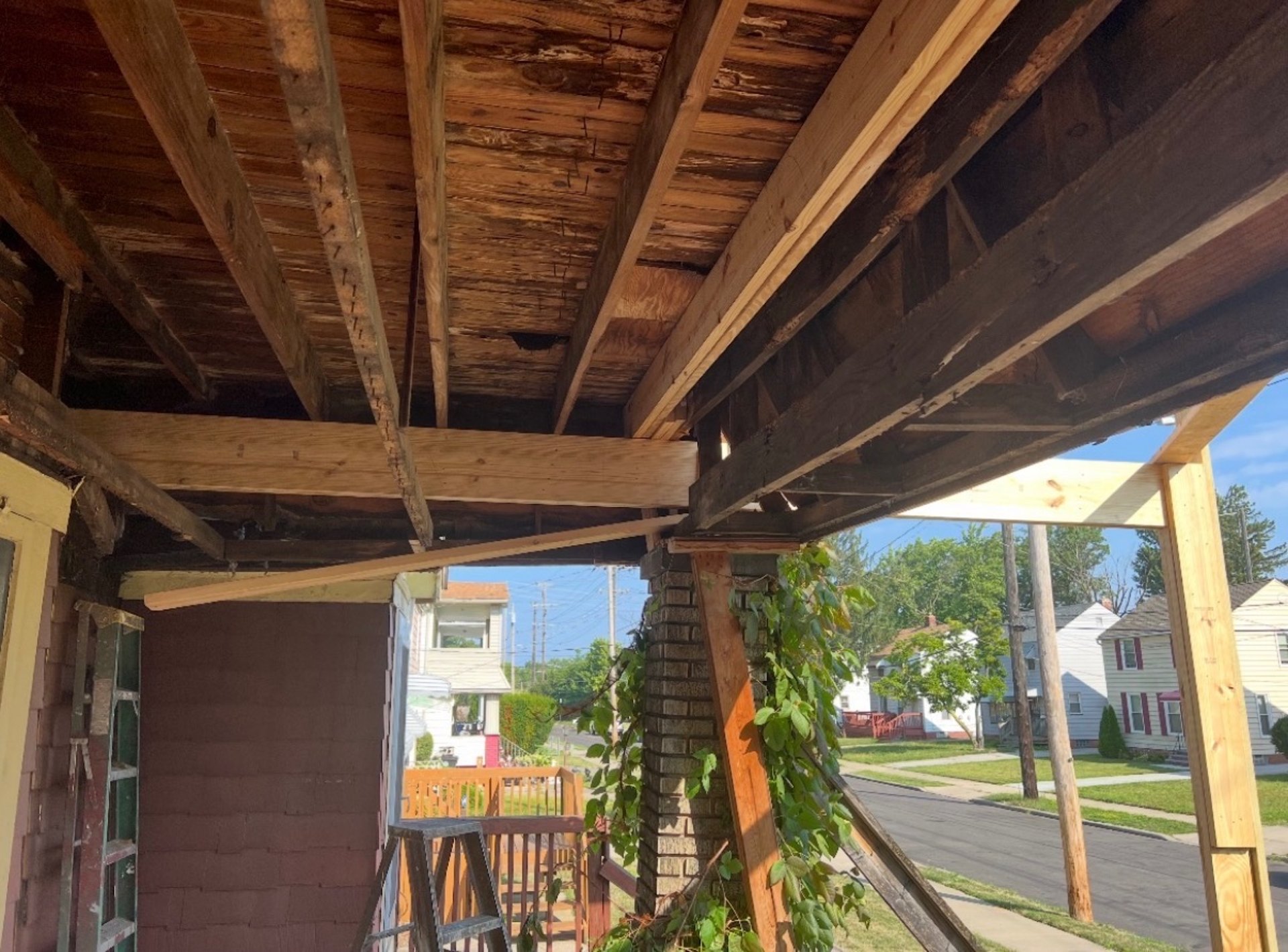 an abstract photo of a curved building with a blue sky in the background