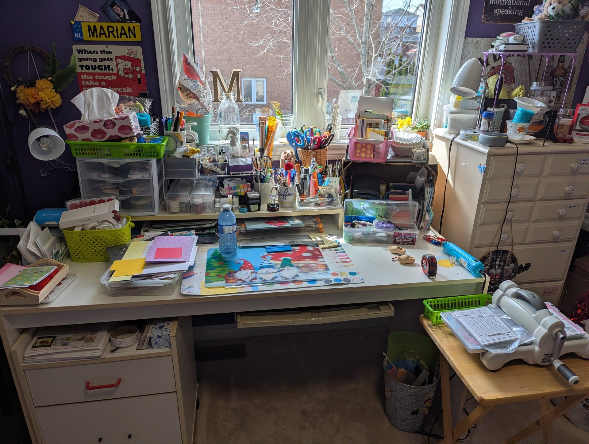 gray computer monitor