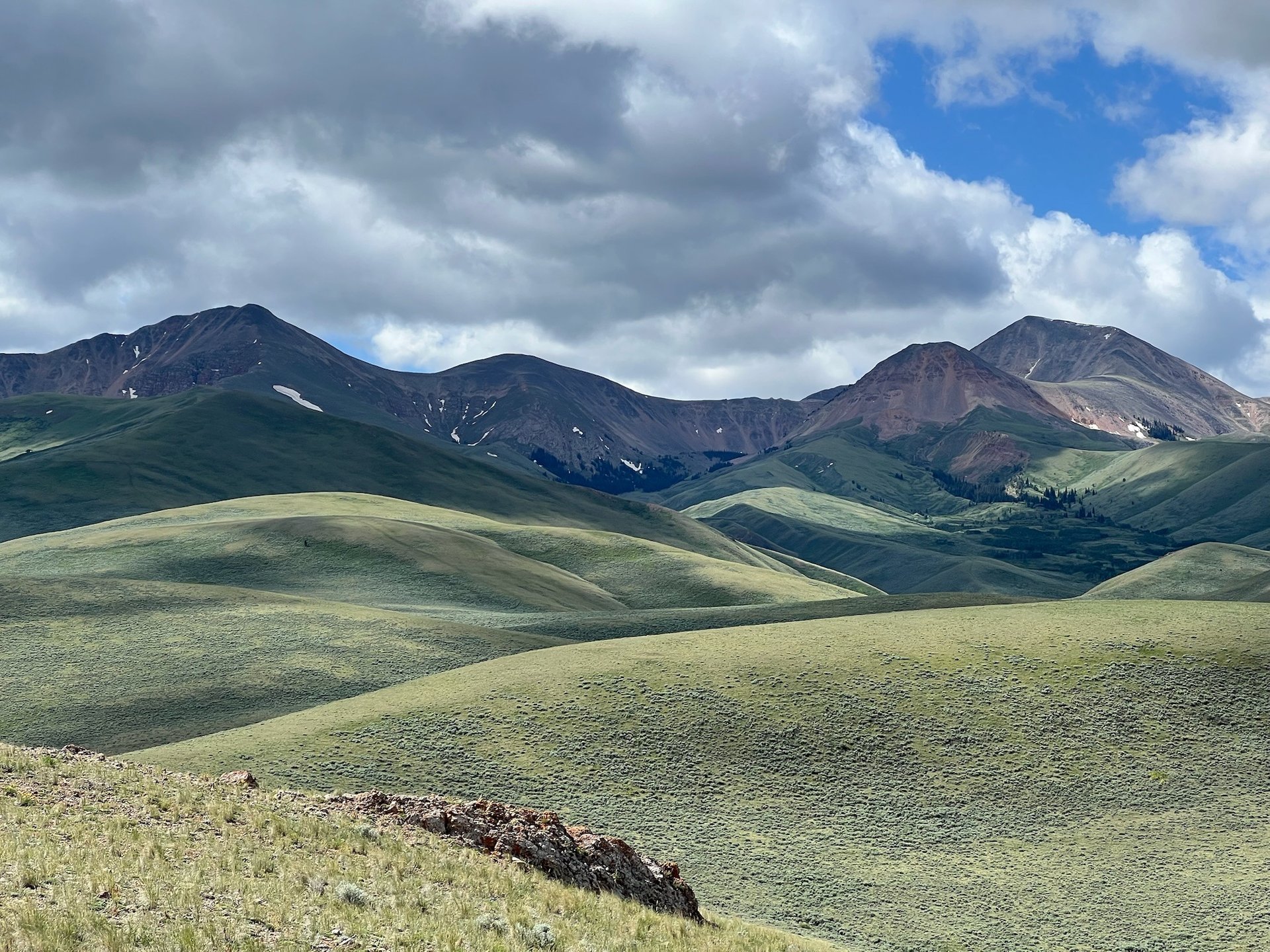 gray computer monitor
