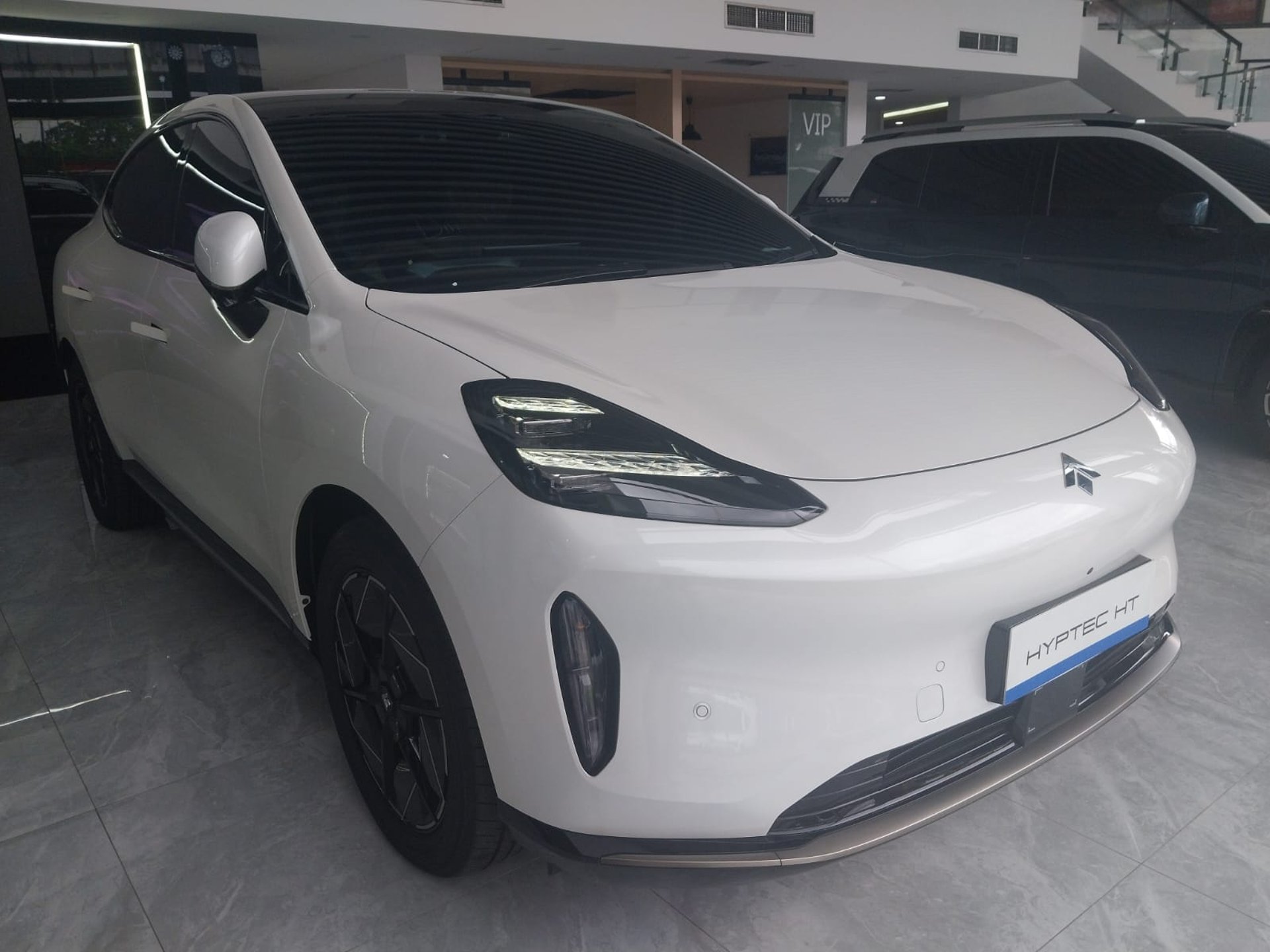 gray computer monitor