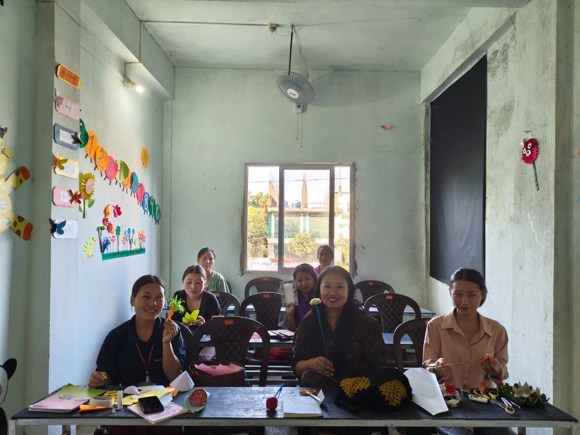 gray computer monitor