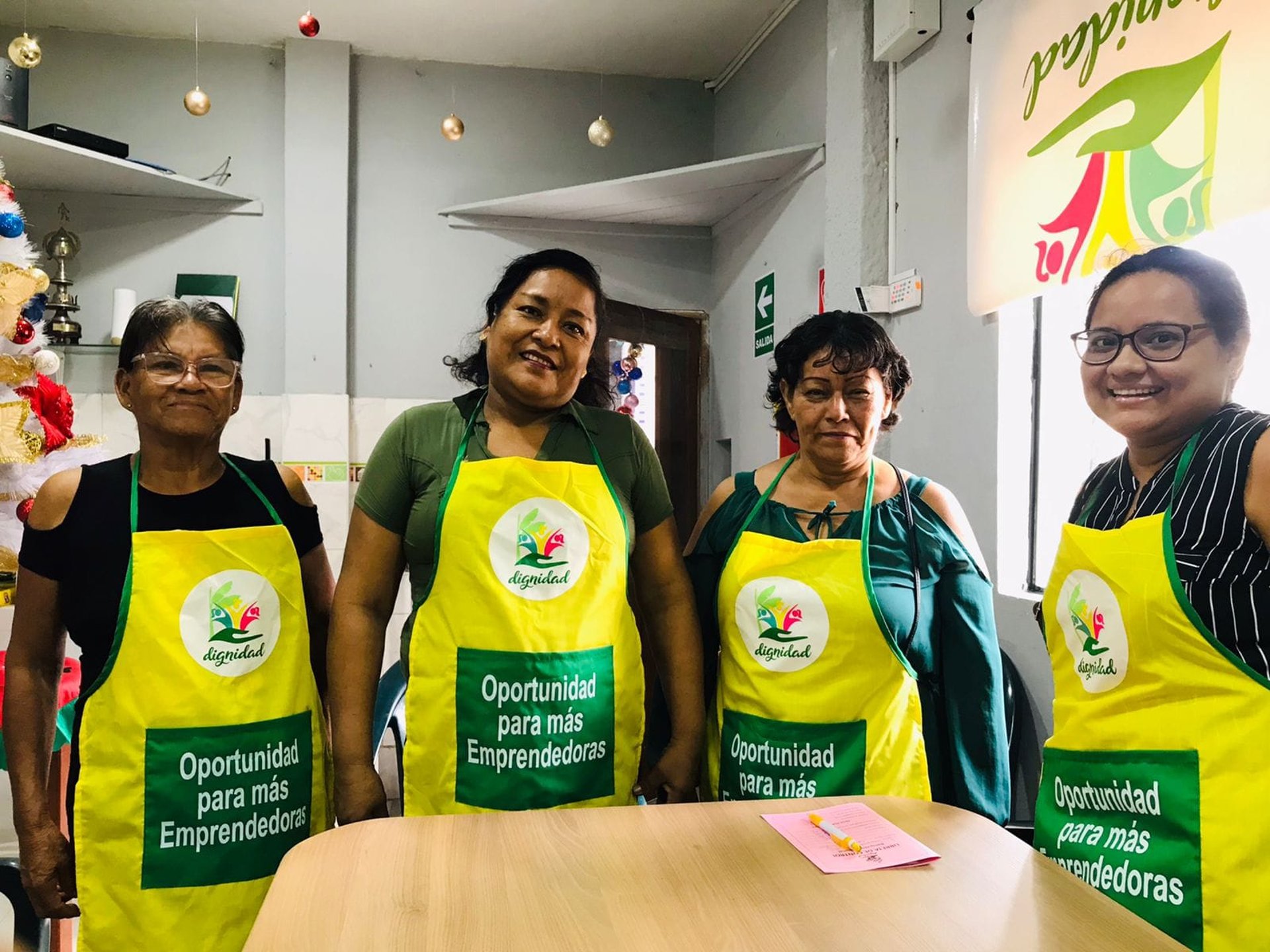 gray computer monitor