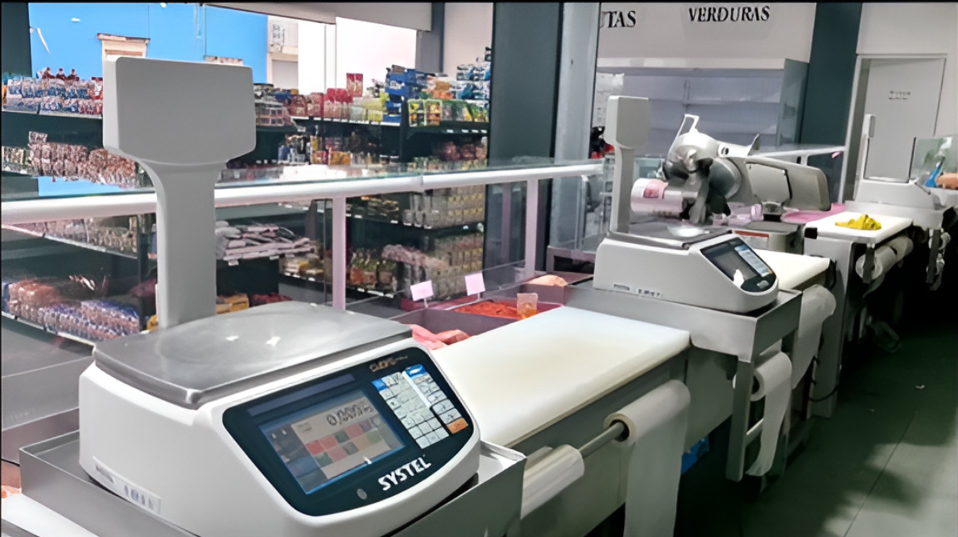 A group of electronic devices sitting on top of a table