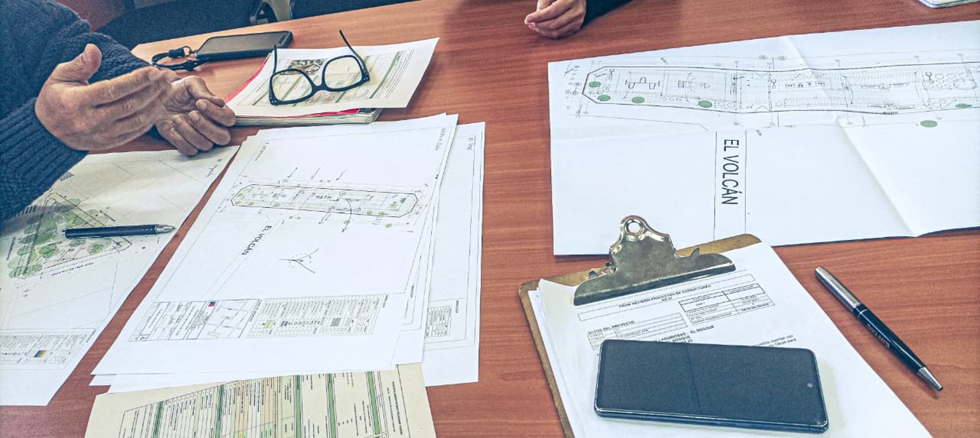 gray computer monitor