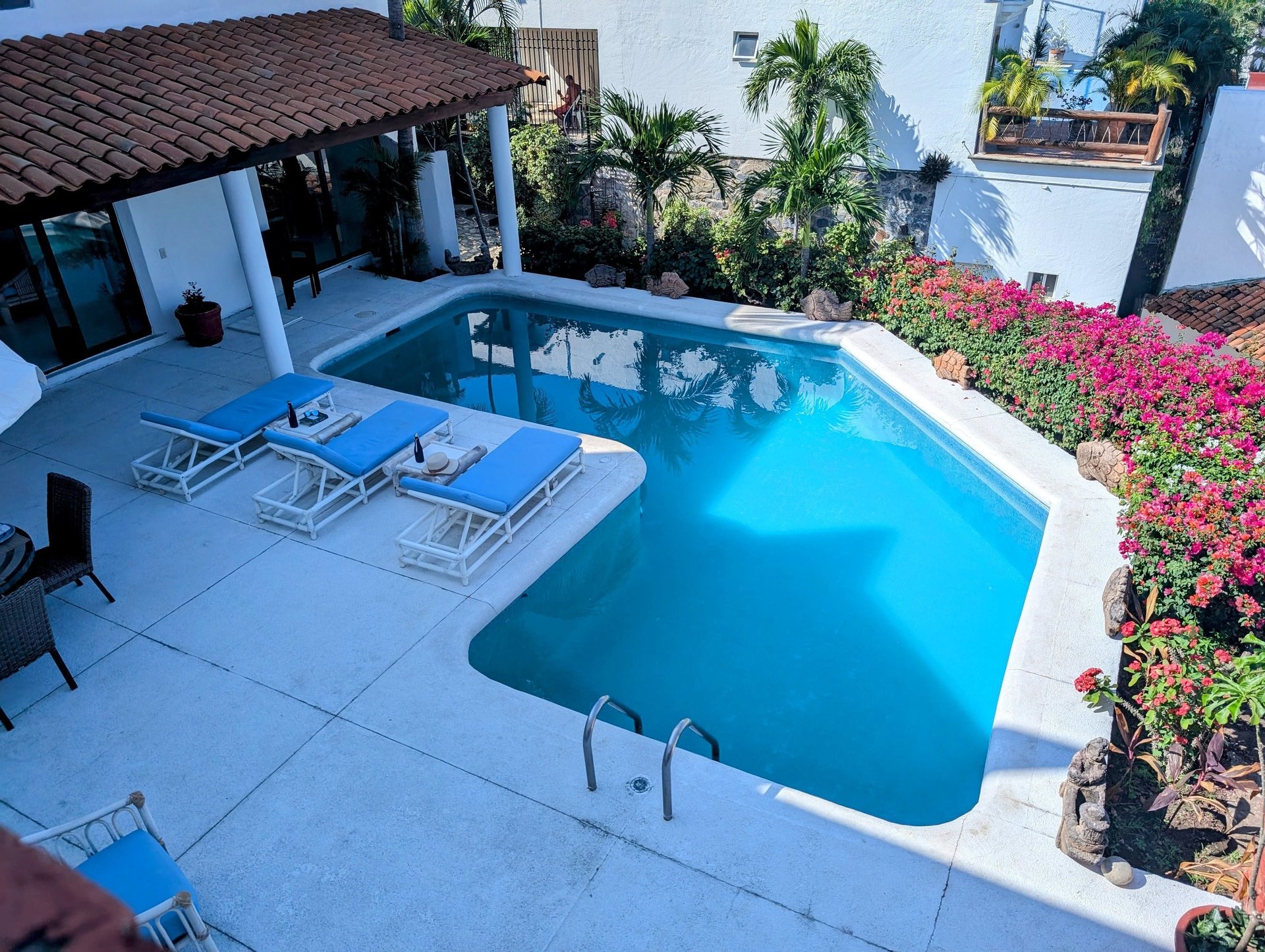 black and white bed linen