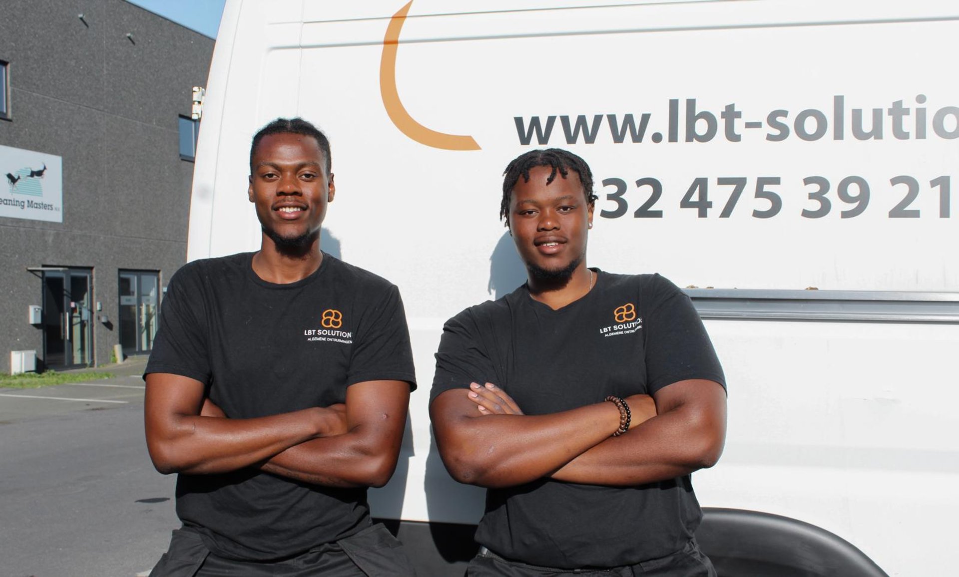 gray computer monitor