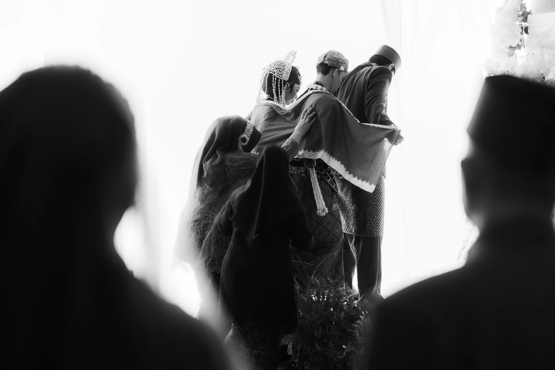 black and white bed linen