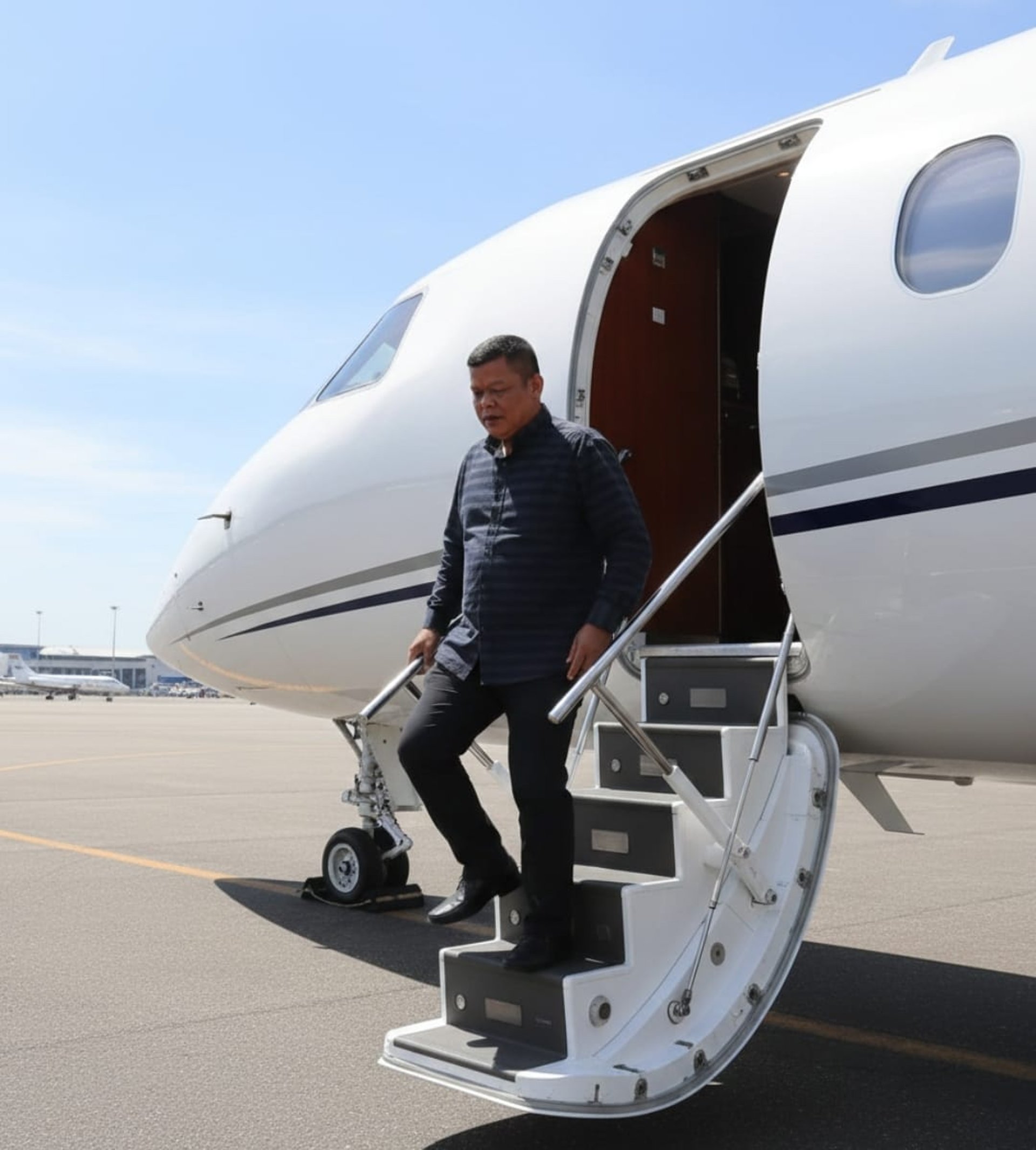 gray computer monitor