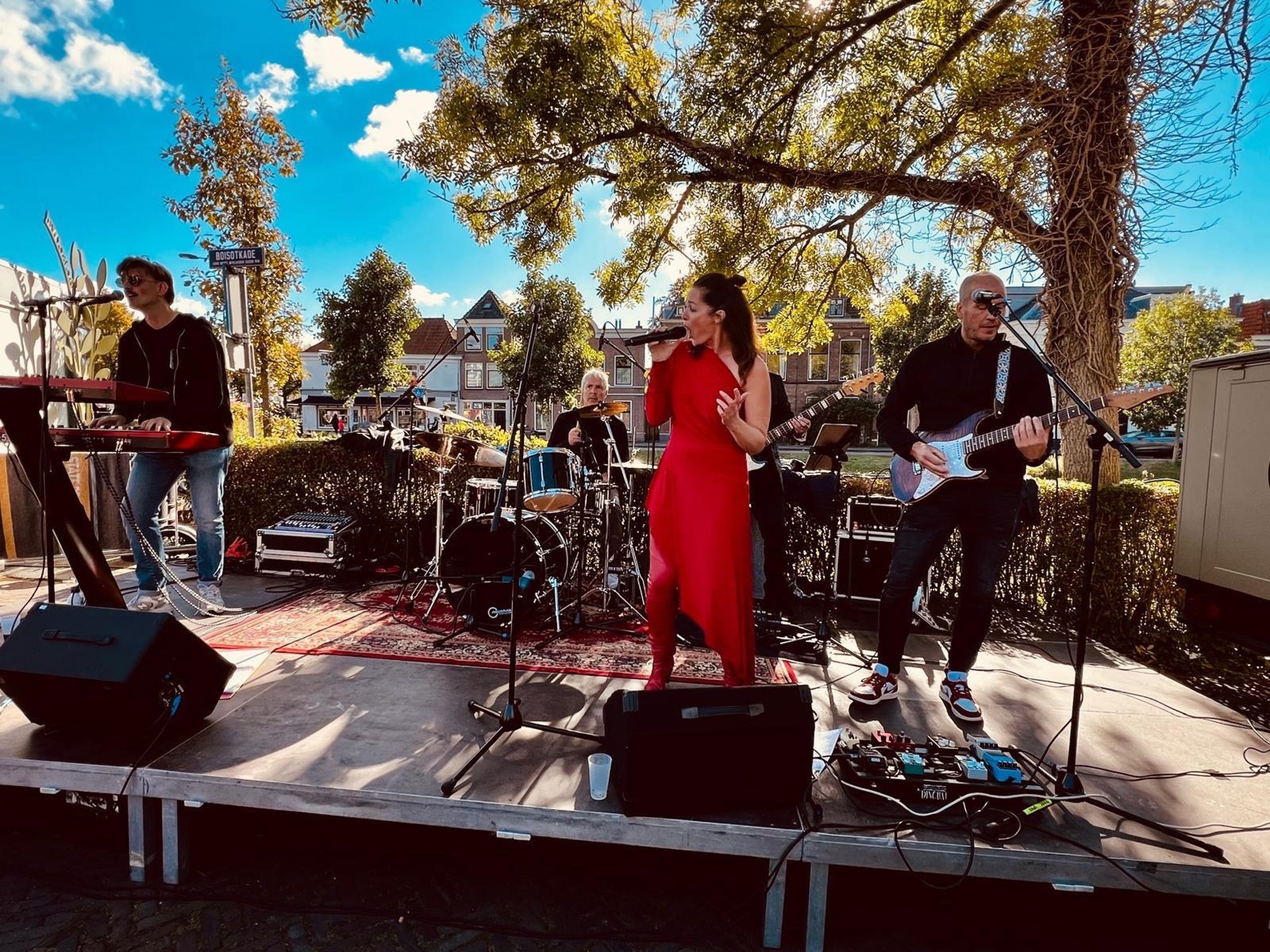 black and white bed linen